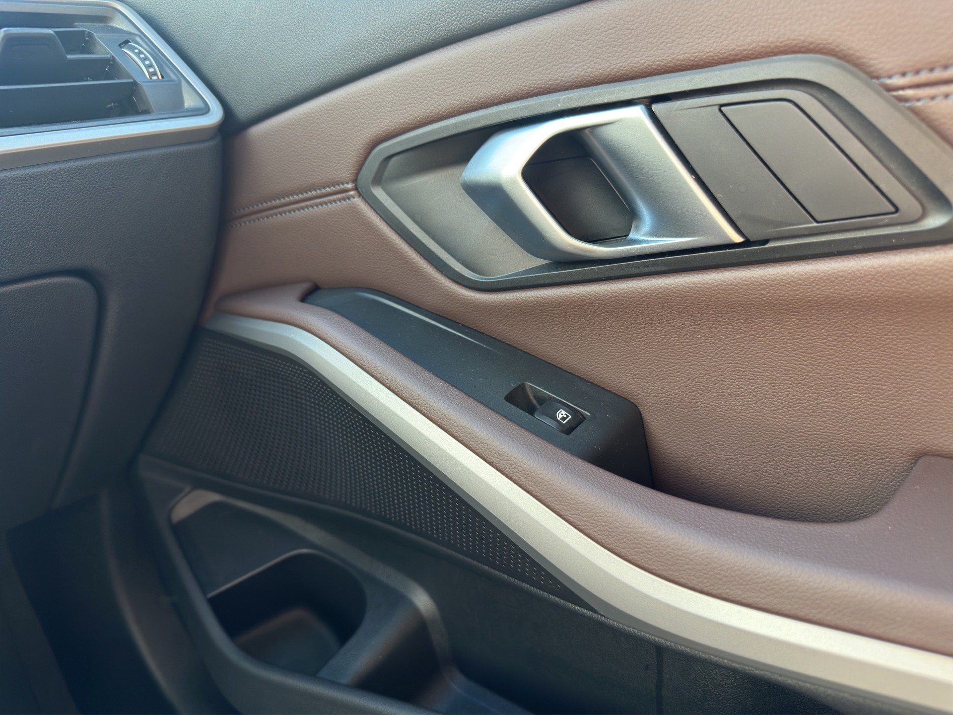 BMW 330e x DriveTouring Steptronic-image-21