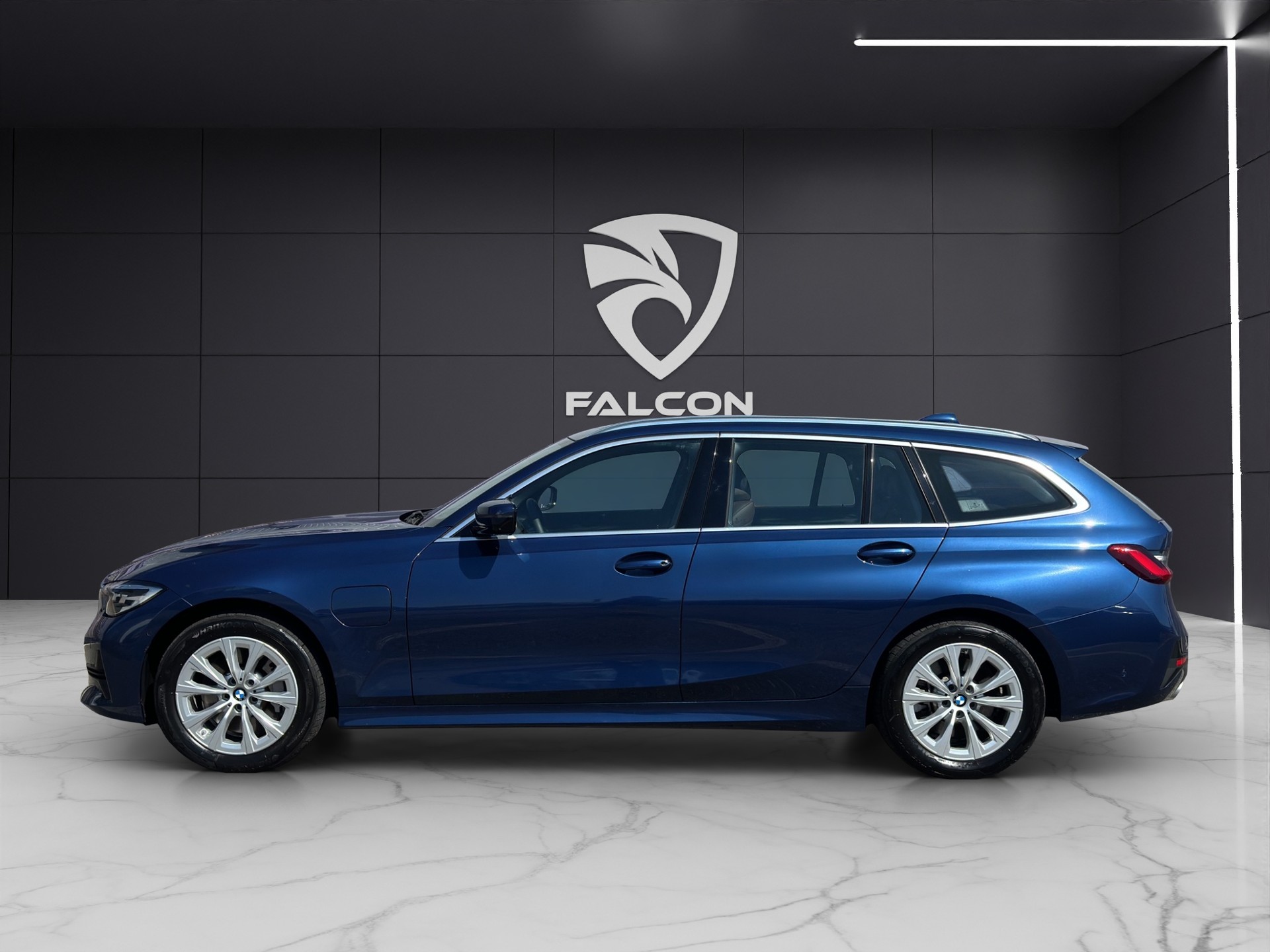 BMW 330e x DriveTouring Steptronic-showroom-element-2