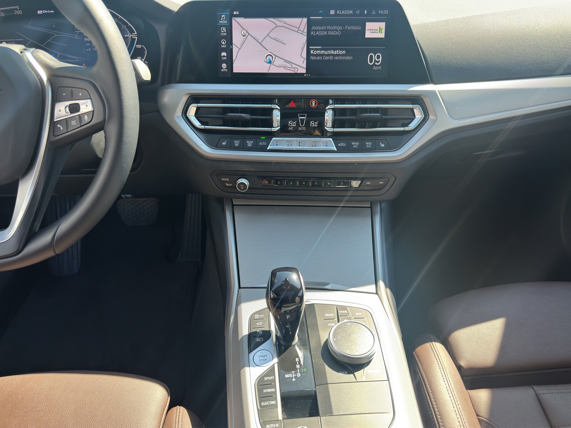 BMW 330e x DriveTouring Steptronic-image-26
