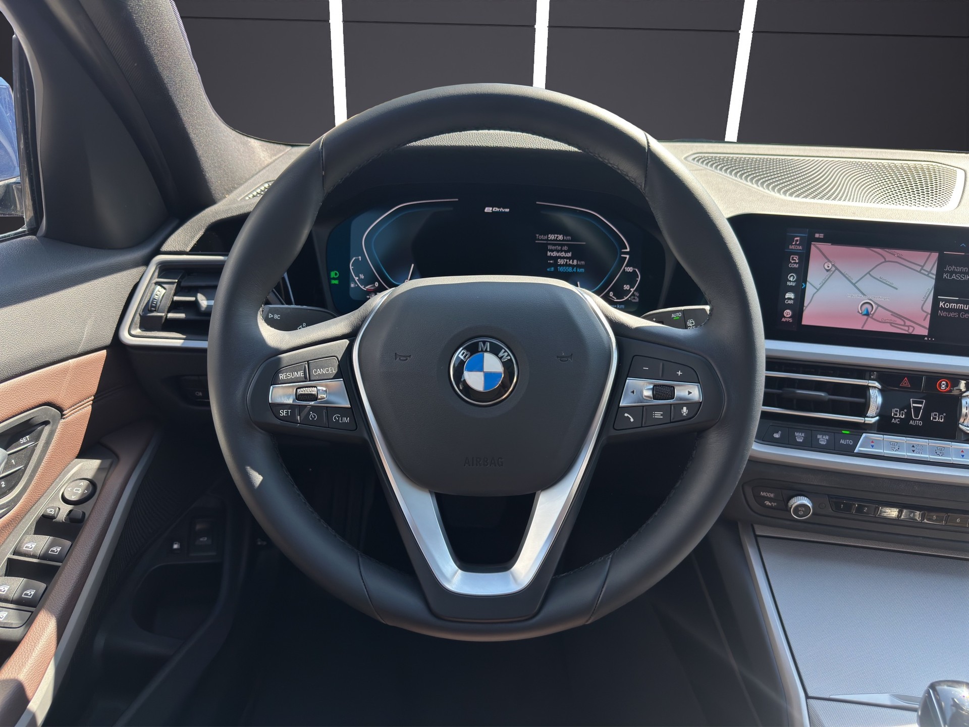 BMW 330e x DriveTouring Steptronic-image-30