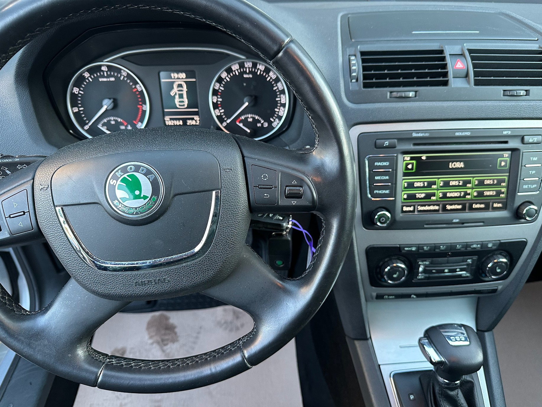 SKODA Octavia Combi 1.4 TSI Elegance DSG-image-8