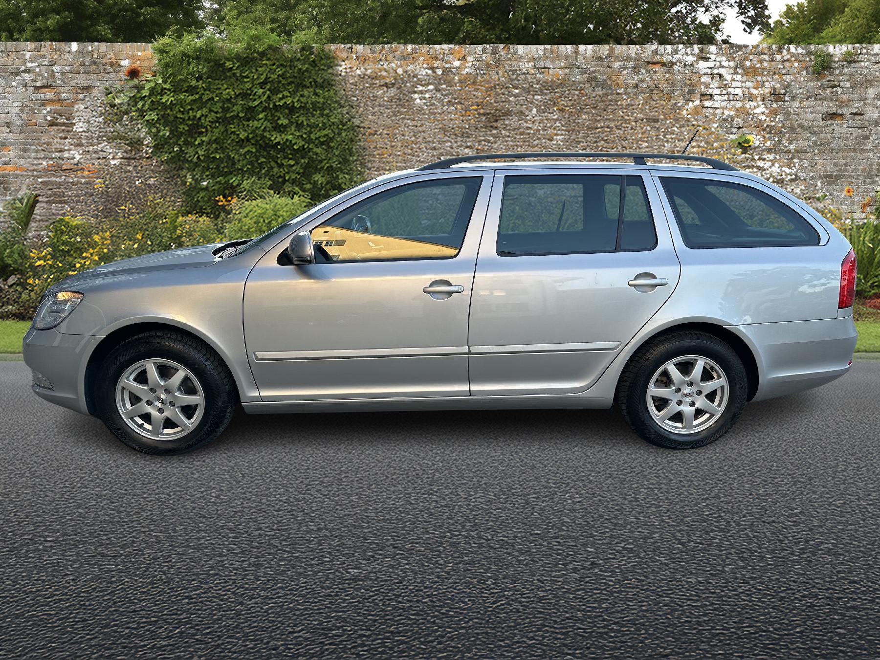 SKODA Octavia Combi 1.4 TSI Elegance DSG-image-1