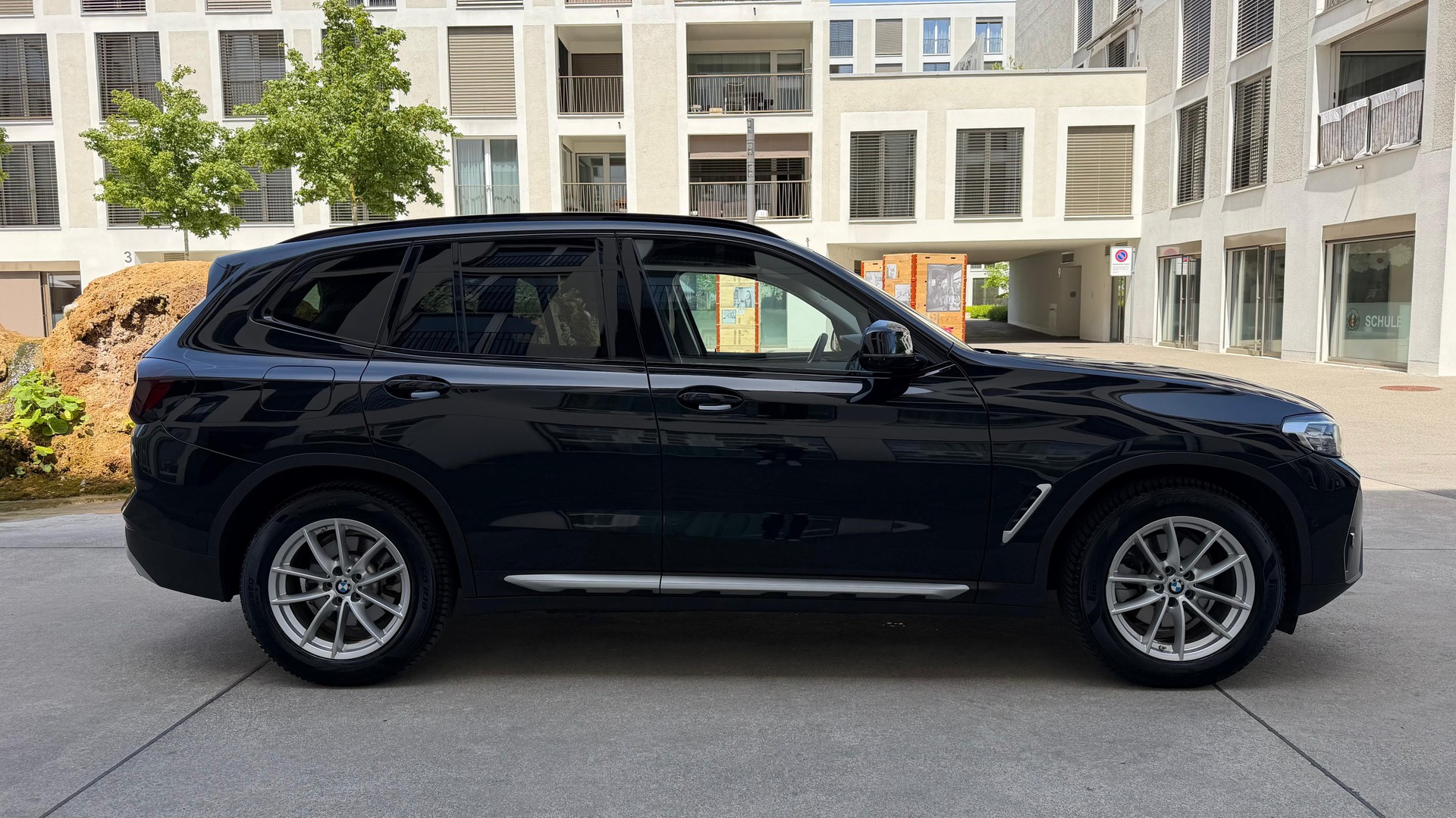 BMW X3 xDrive 20i-showroom-element-3