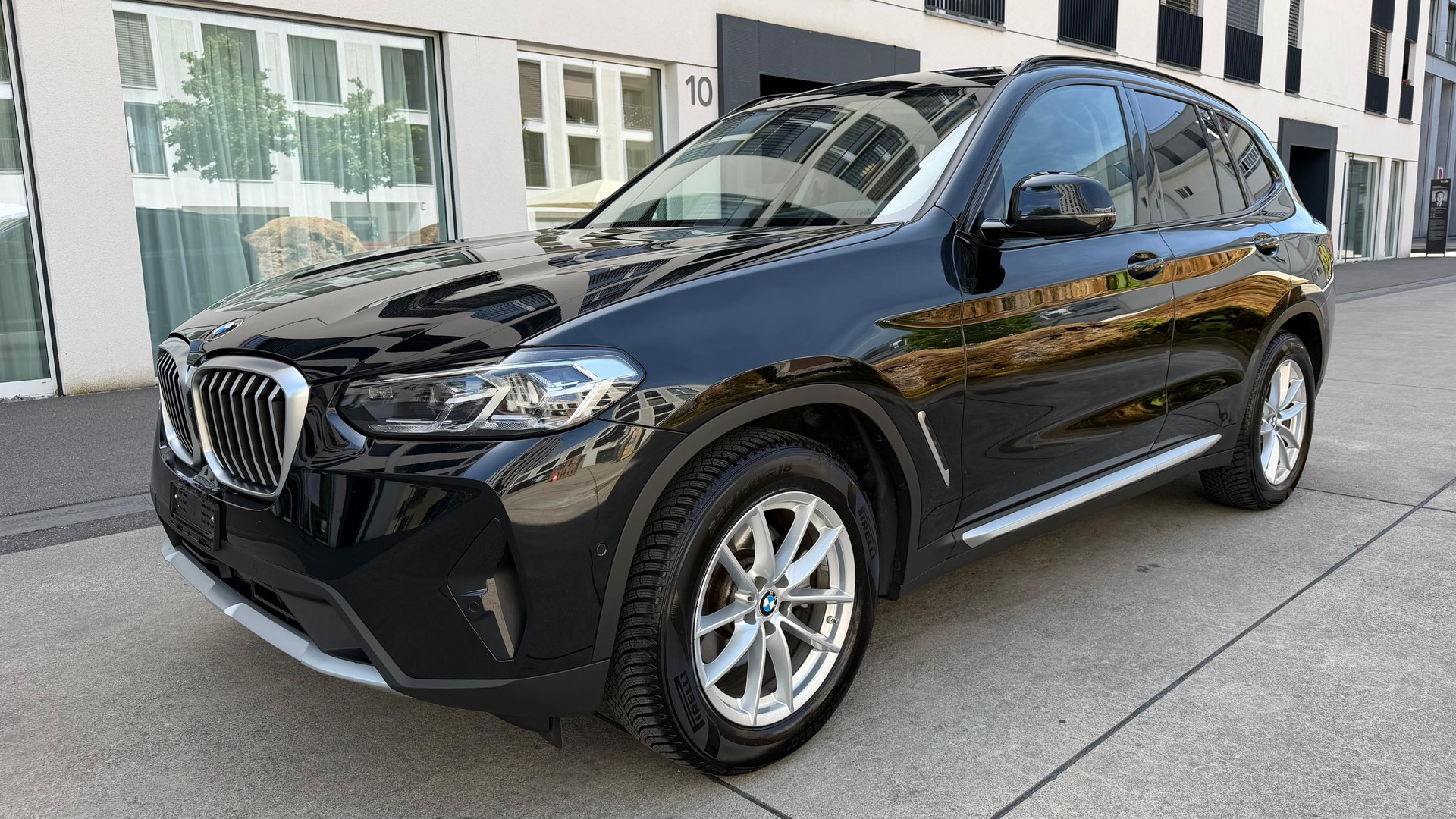 BMW X3 xDrive 20i-showroom-element-1