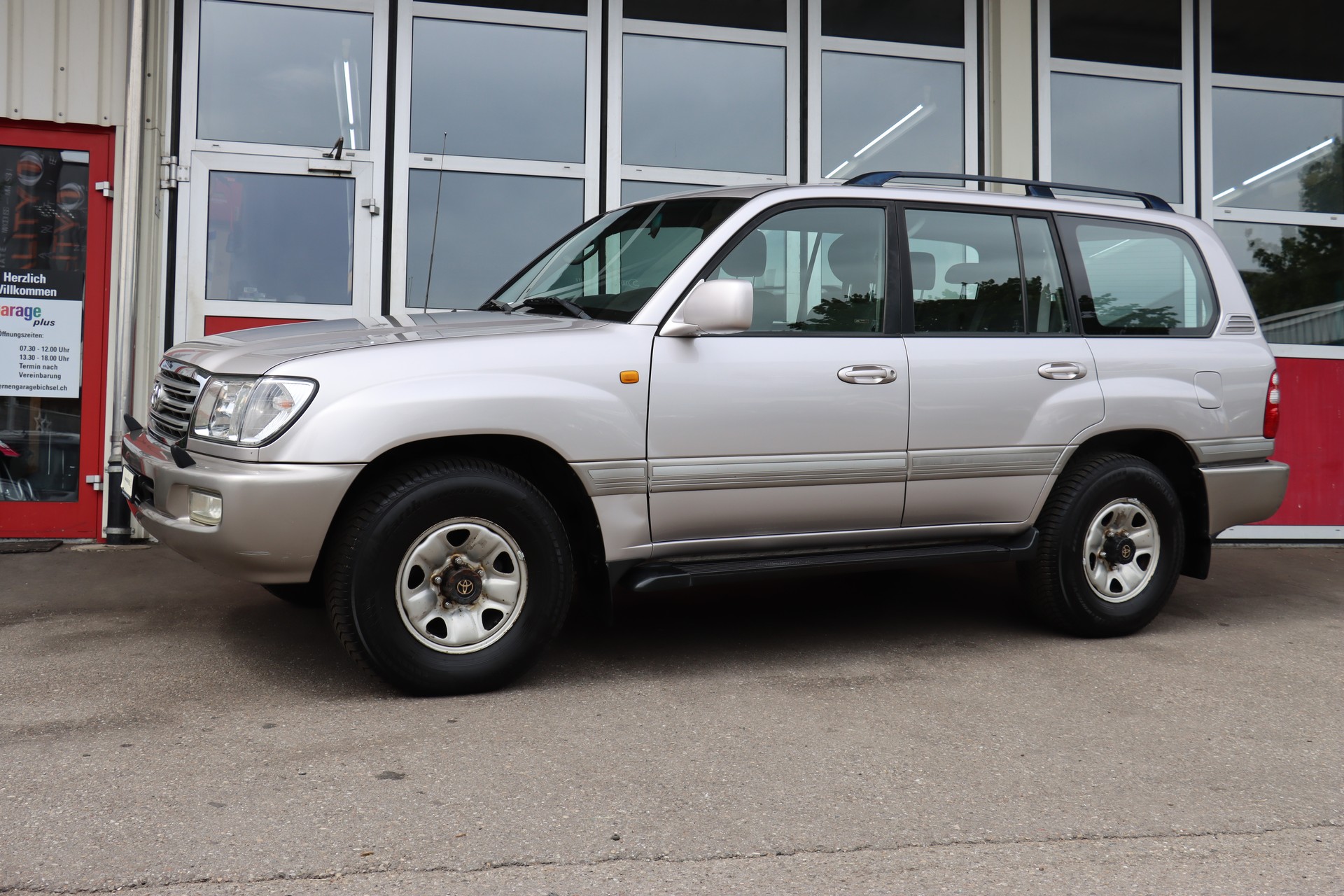 TOYOTA Land Cruiser 500 4.2TD S.Saloon-image-4