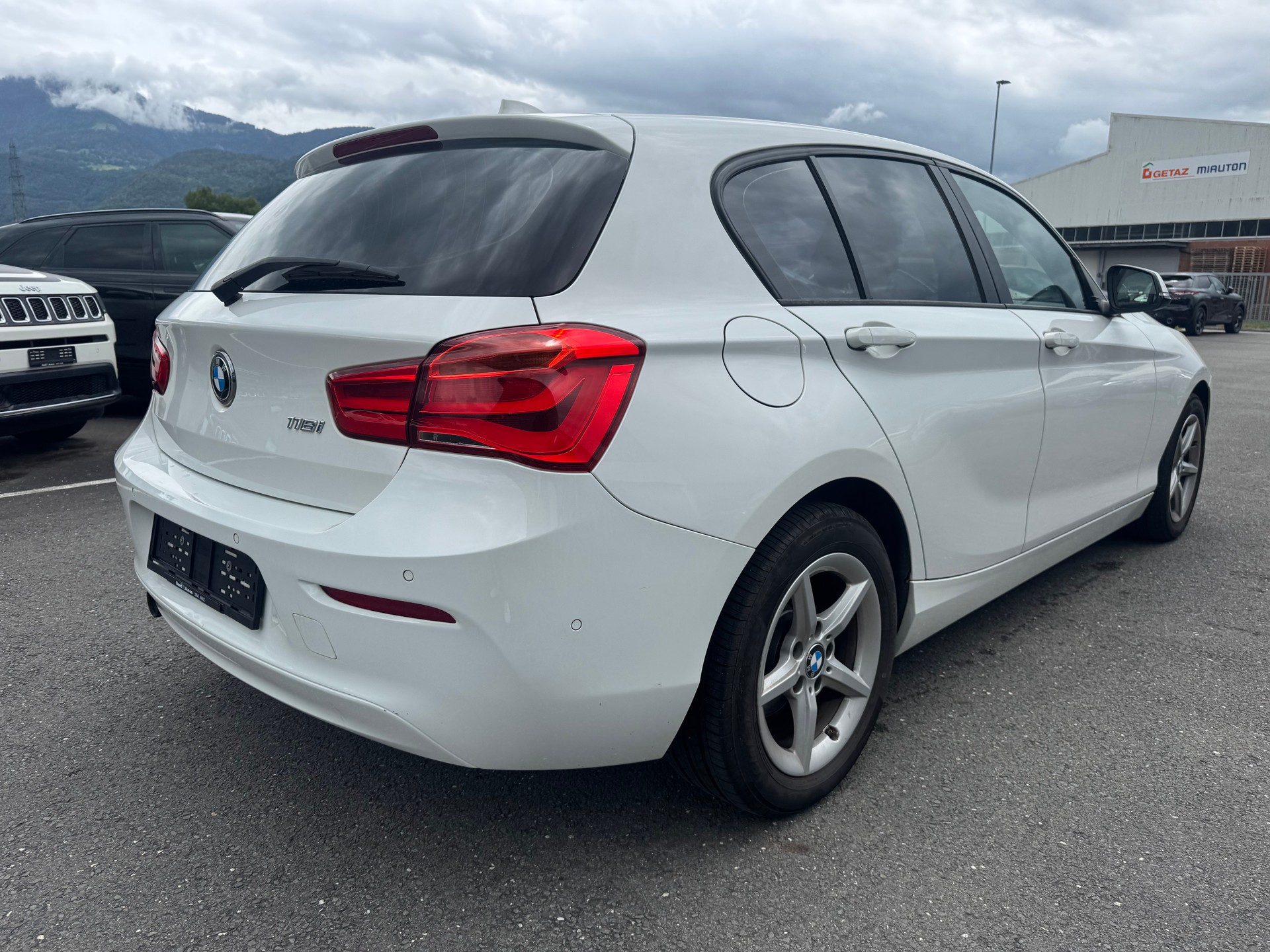 BMW 118i Steptronic-showroom-element-3