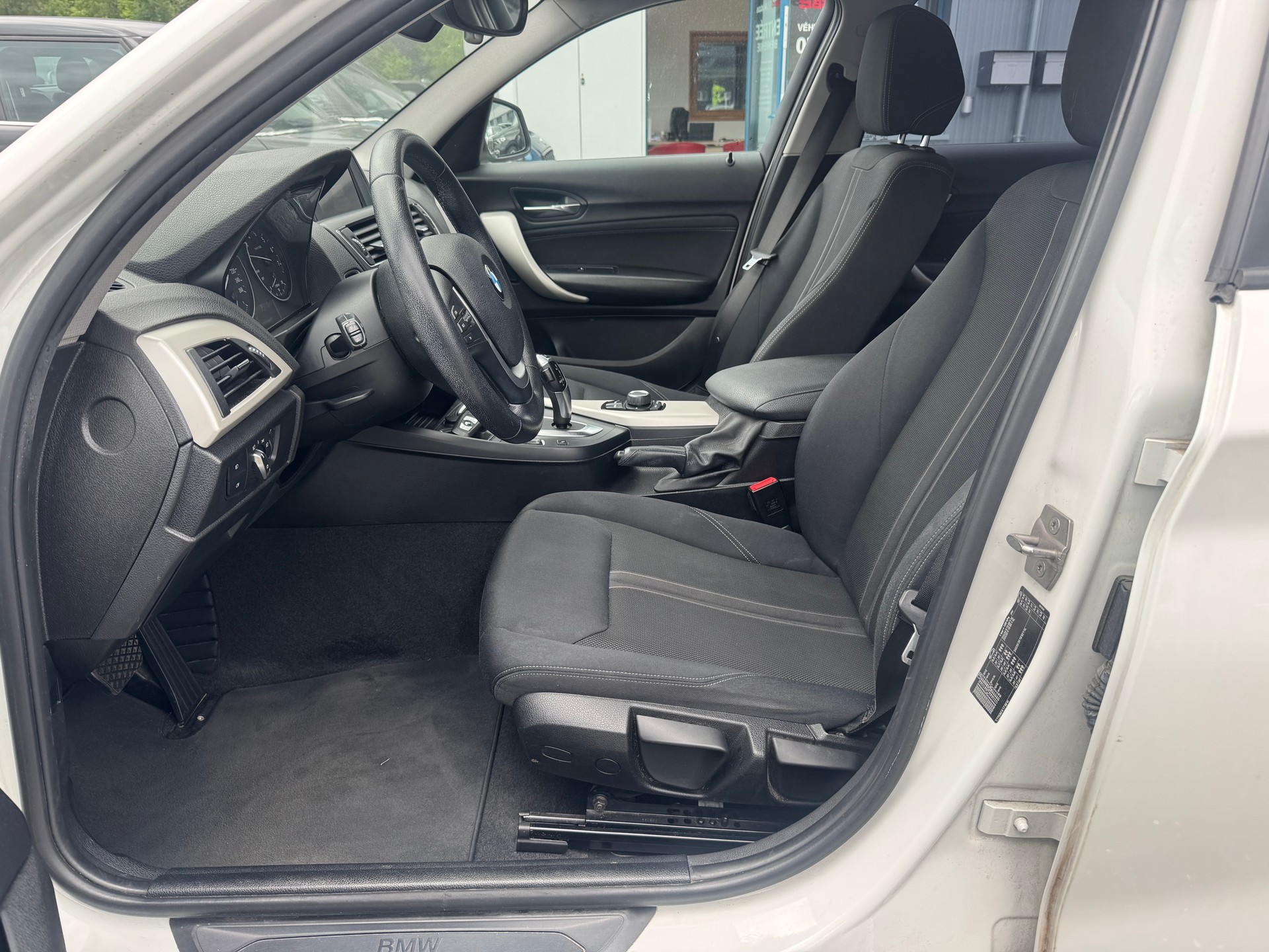 BMW 118i Steptronic-image-7