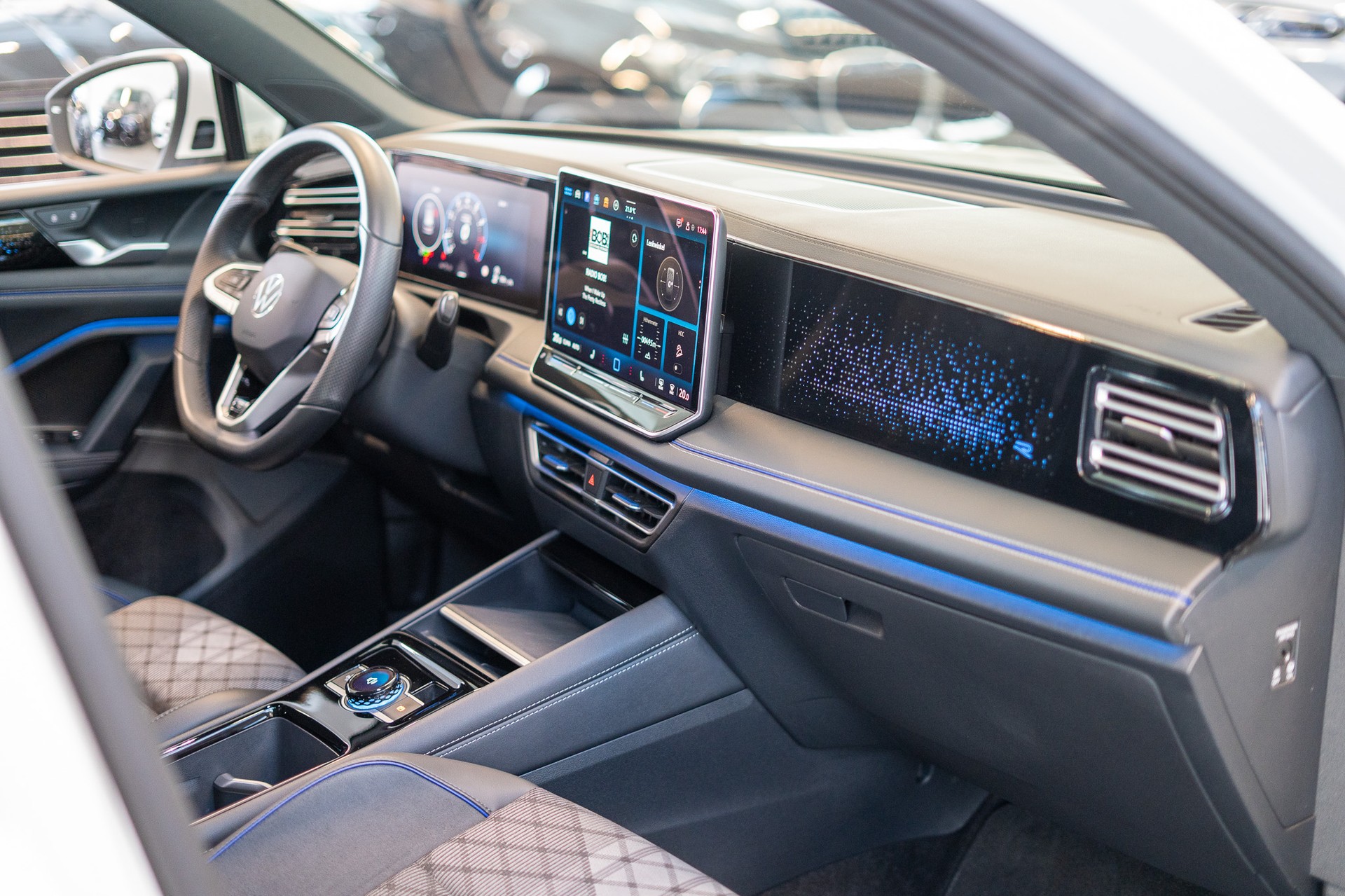 VW Tiguan 2.0 TSI R-Line DSG 4motion / Rückfahrkamera / Massagesitze / Ambientebeleuchtung-image-15