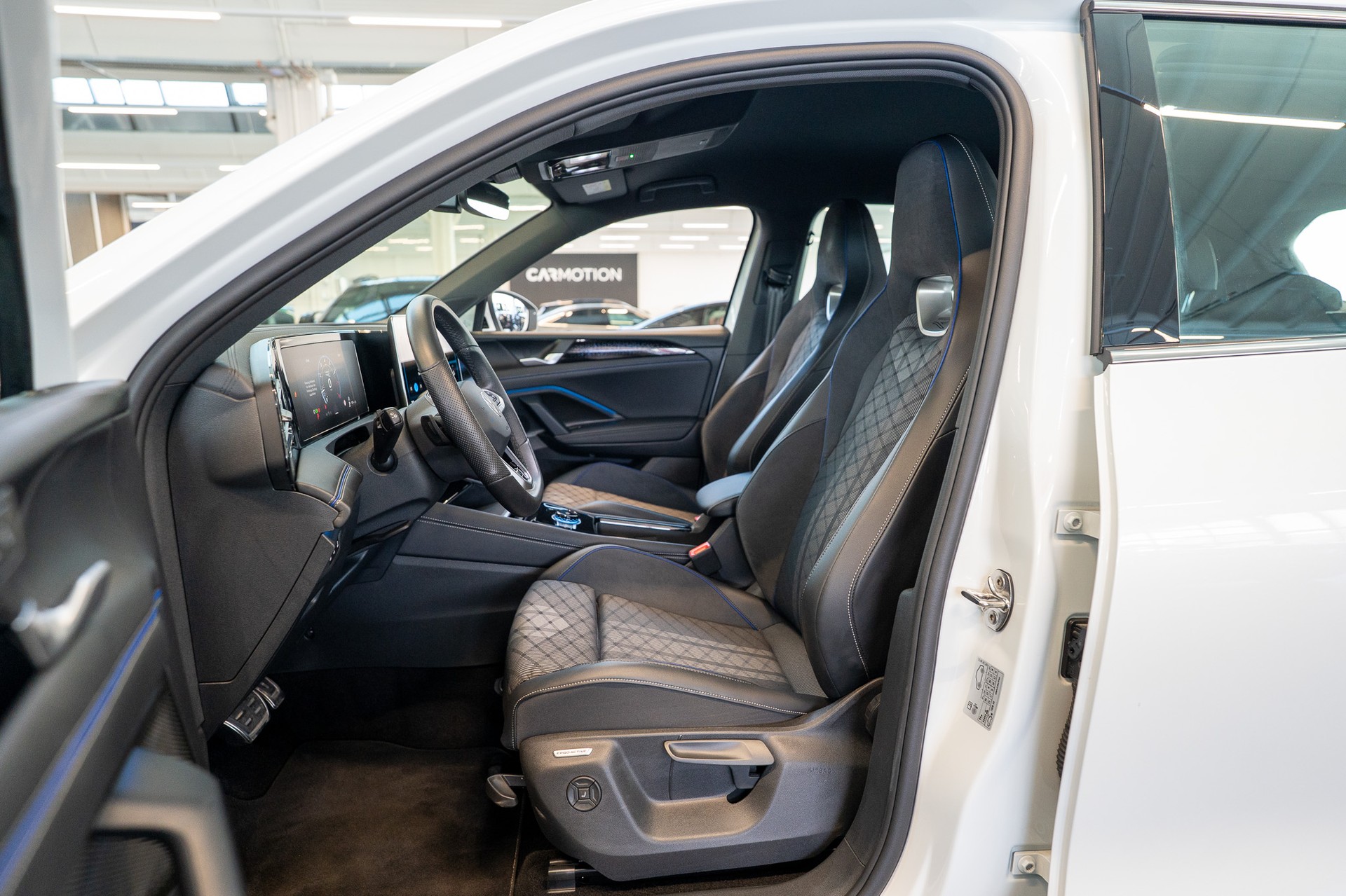 VW Tiguan 2.0 TSI R-Line DSG 4motion / Rückfahrkamera / Massagesitze / Ambientebeleuchtung-image-8