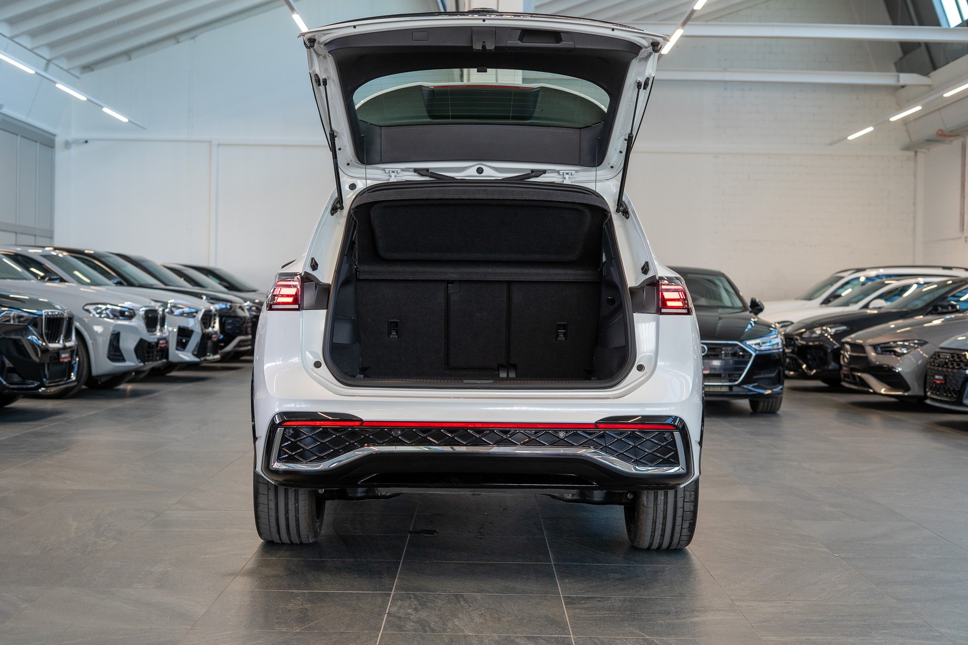 VW Tiguan 2.0 TSI R-Line DSG 4motion / Rückfahrkamera / Massagesitze / Ambientebeleuchtung-image-6