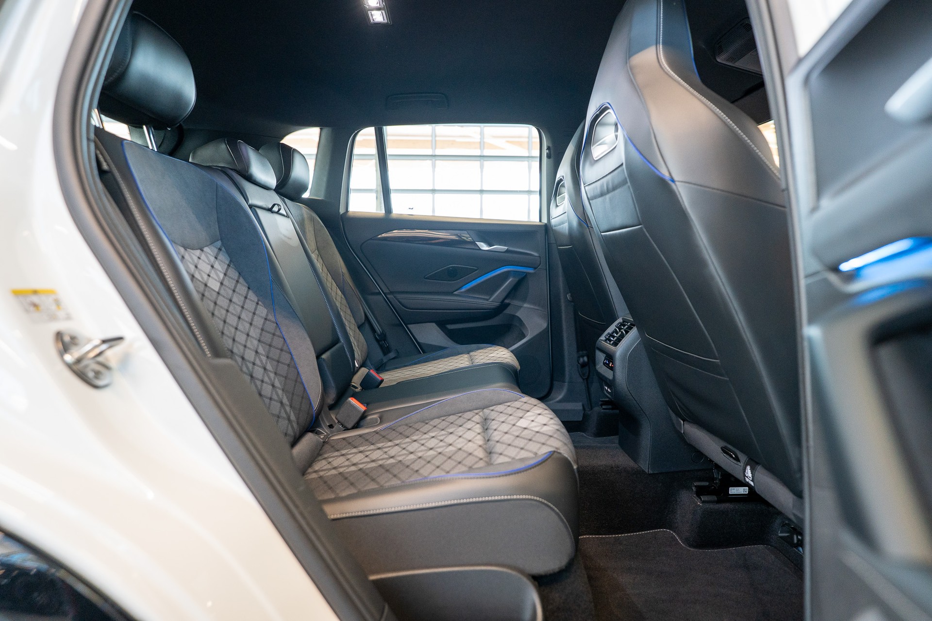 VW Tiguan 2.0 TSI R-Line DSG 4motion / Rückfahrkamera / Massagesitze / Ambientebeleuchtung-image-13