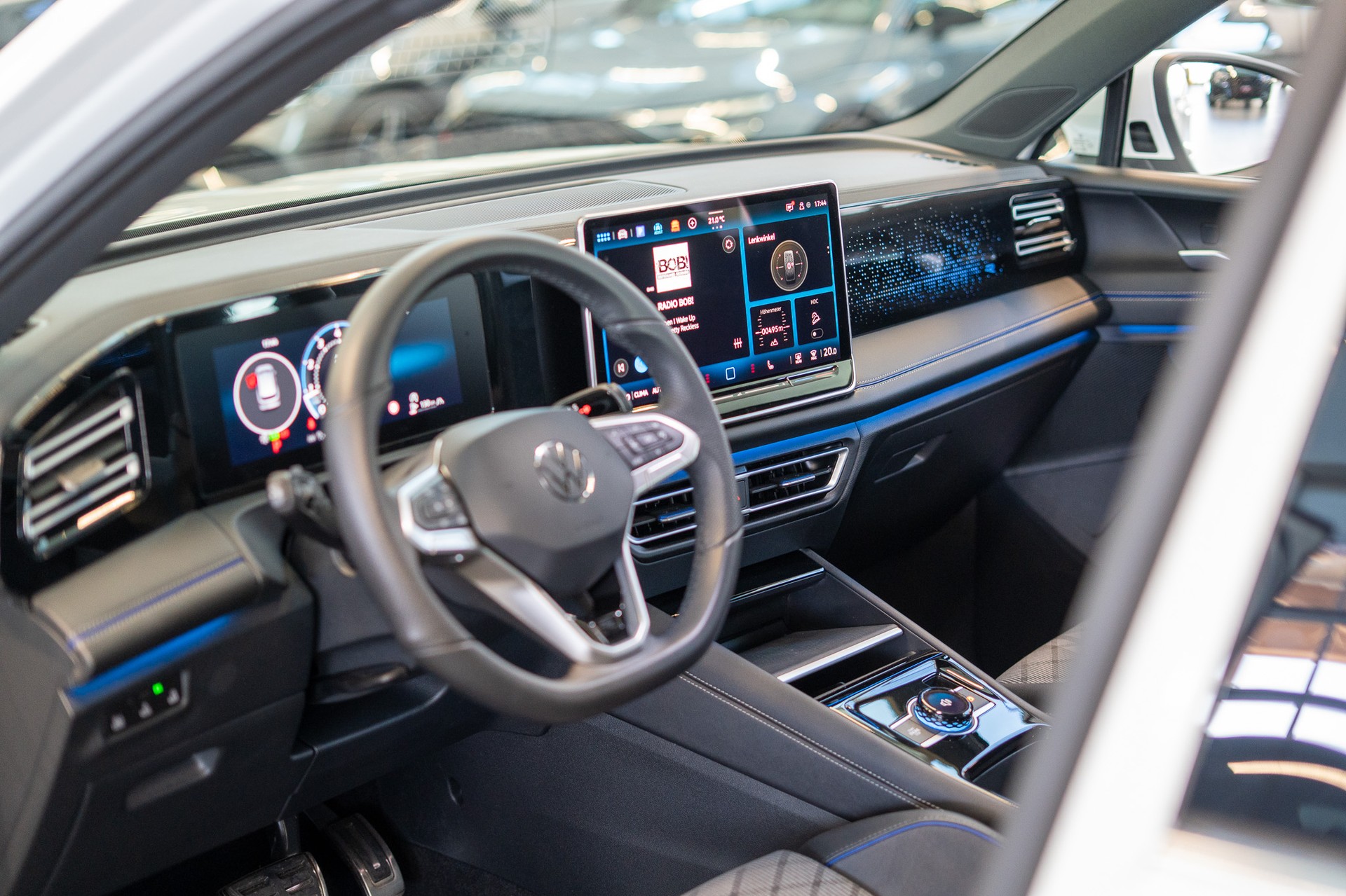 VW Tiguan 2.0 TSI R-Line DSG 4motion / Rückfahrkamera / Massagesitze / Ambientebeleuchtung-image-10