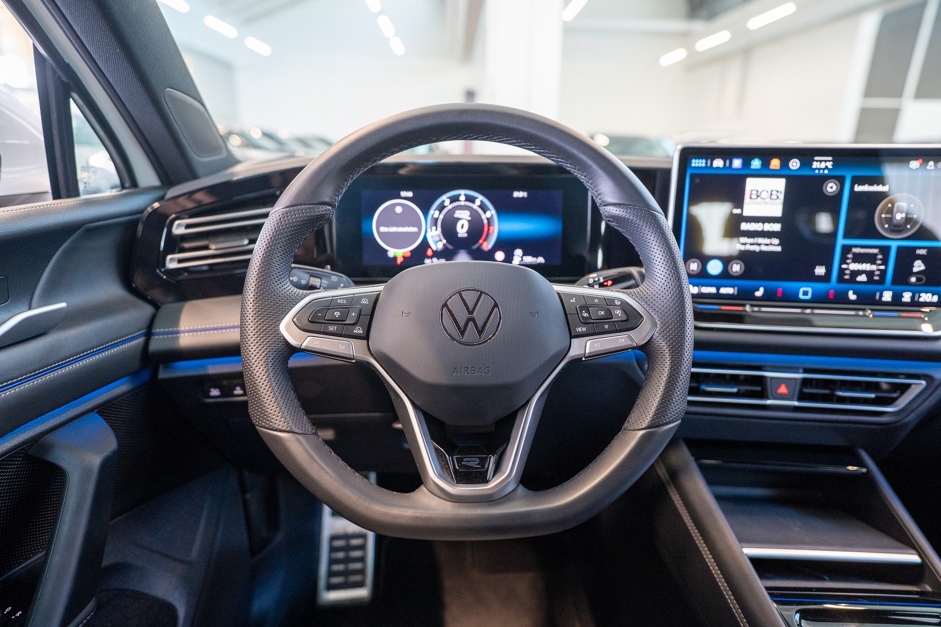 VW Tiguan 2.0 TSI R-Line DSG 4motion / Rückfahrkamera / Massagesitze / Ambientebeleuchtung-image-17