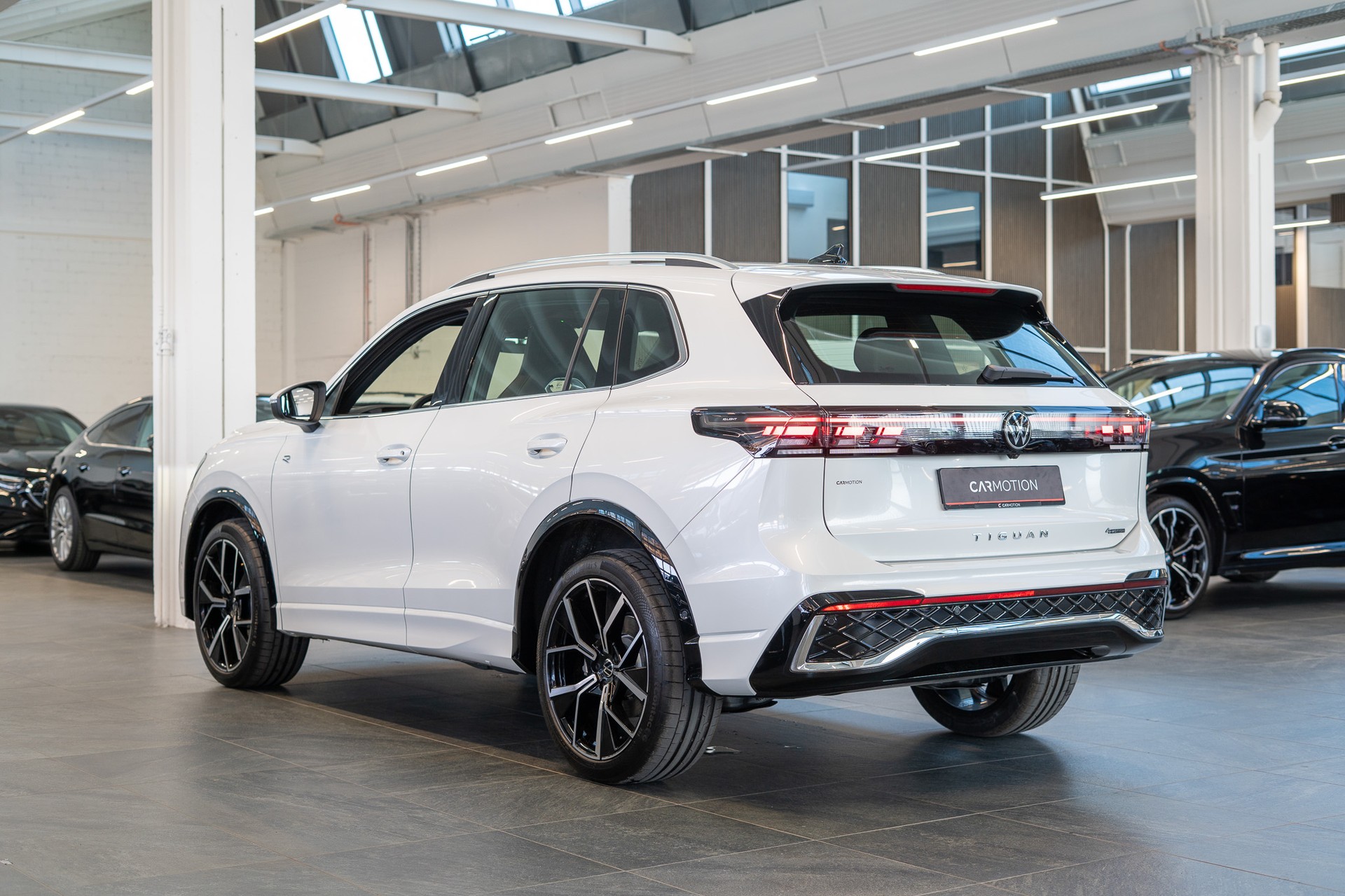 VW Tiguan 2.0 TSI R-Line DSG 4motion / Rückfahrkamera / Massagesitze / Ambientebeleuchtung-image-7