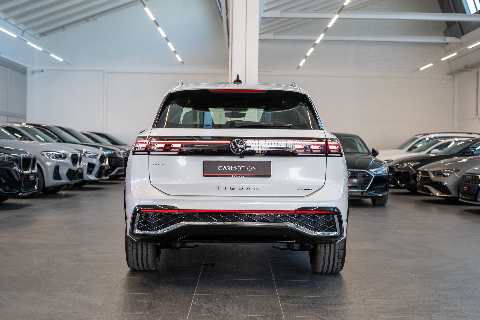 VW Tiguan 2.0 TSI R-Line DSG 4motion / Rückfahrkamera / Massagesitze / Ambientebeleuchtung-image-4