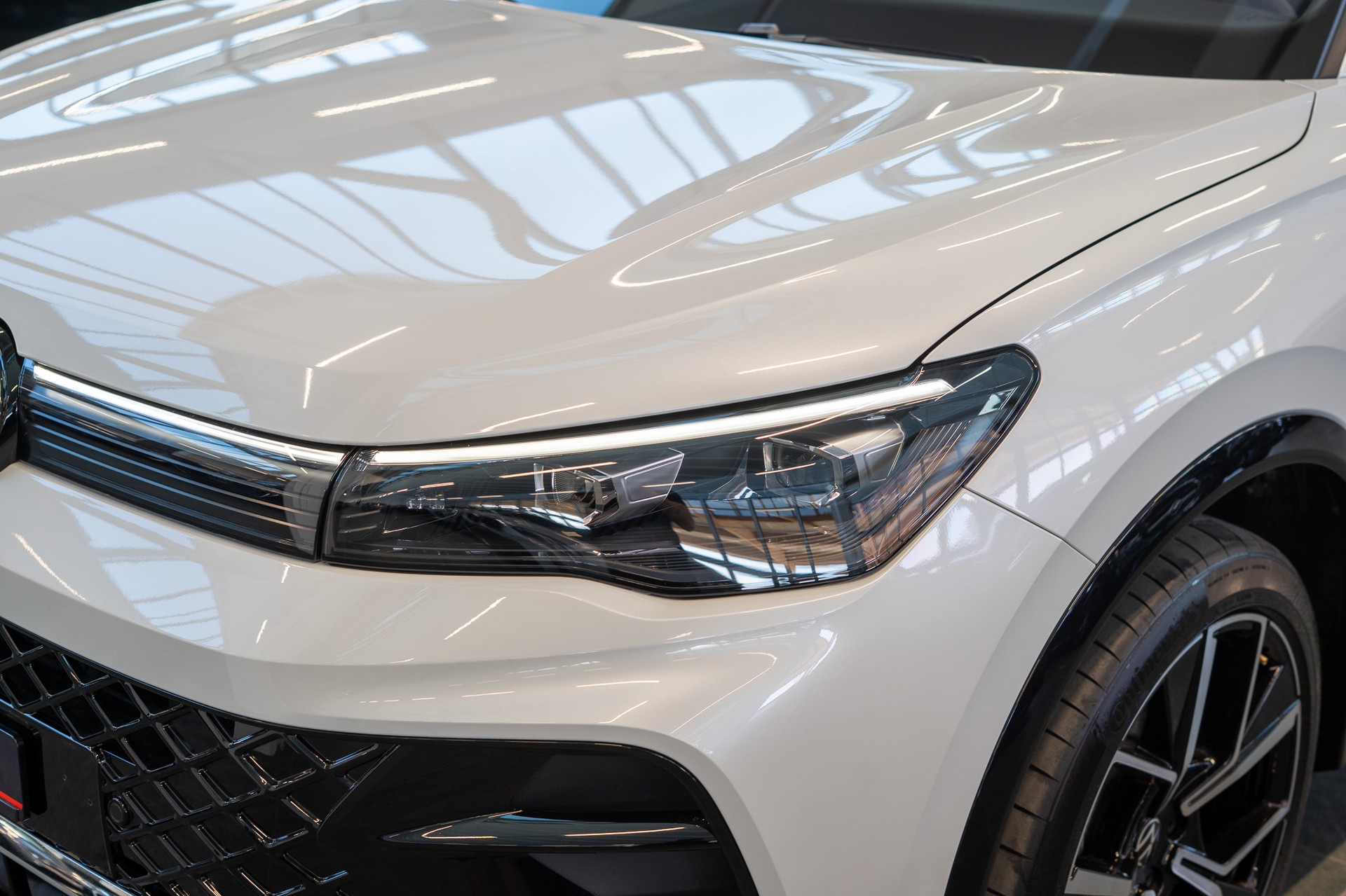 VW Tiguan 2.0 TSI R-Line DSG 4motion / Rückfahrkamera / Massagesitze / Ambientebeleuchtung-image-24