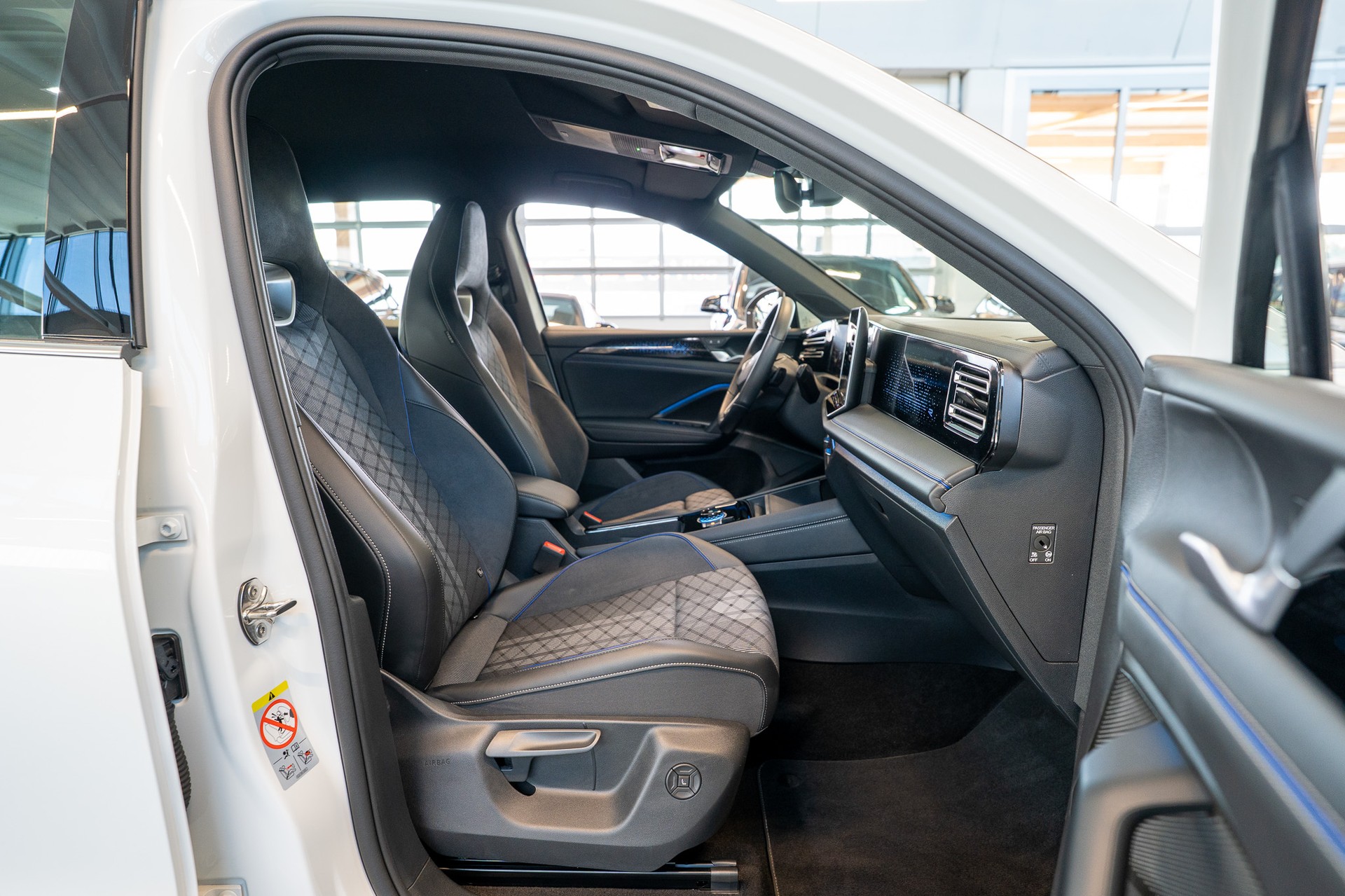VW Tiguan 2.0 TSI R-Line DSG 4motion / Rückfahrkamera / Massagesitze / Ambientebeleuchtung-image-14
