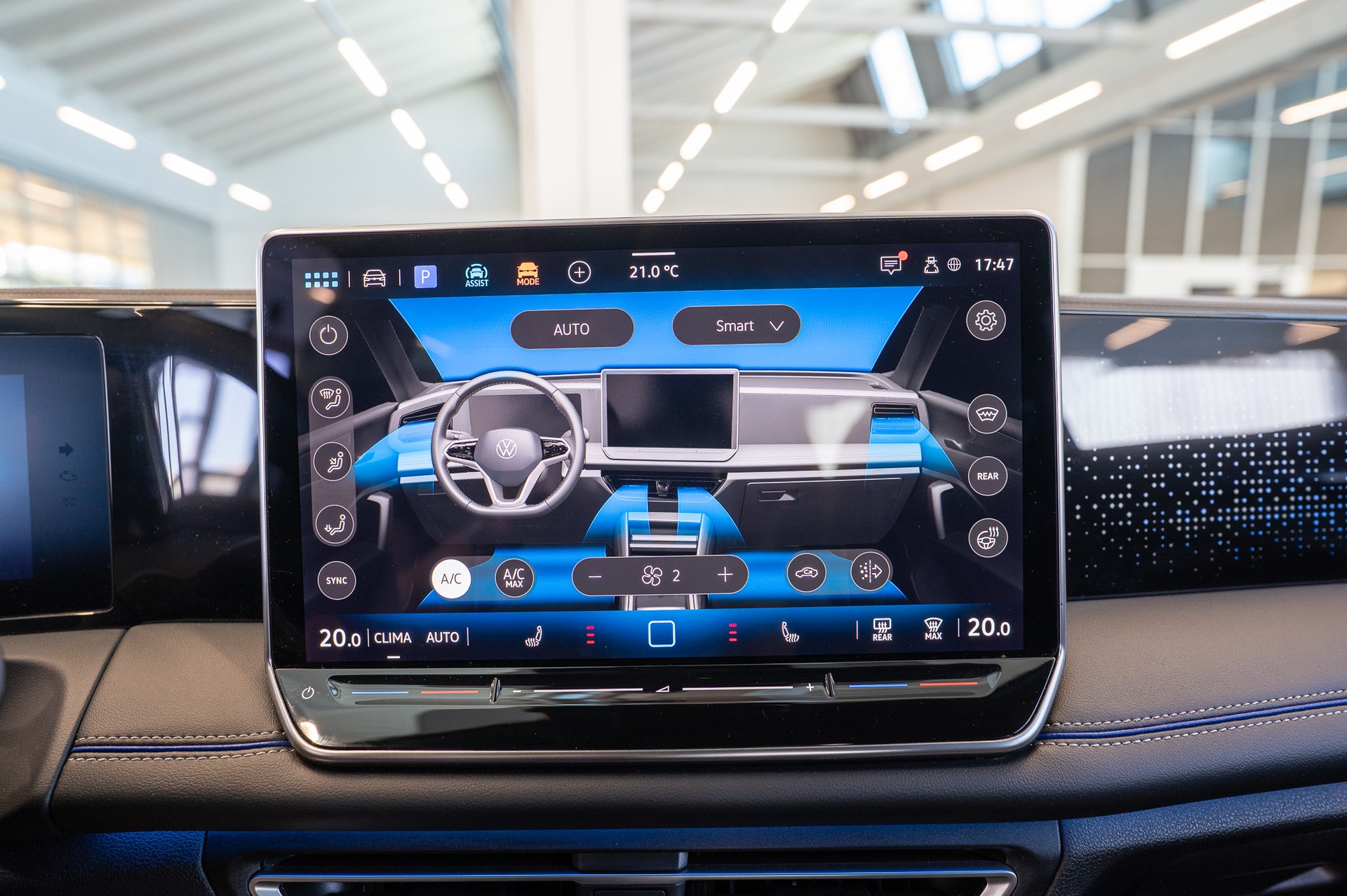 VW Tiguan 2.0 TSI R-Line DSG 4motion / Rückfahrkamera / Massagesitze / Ambientebeleuchtung-image-22