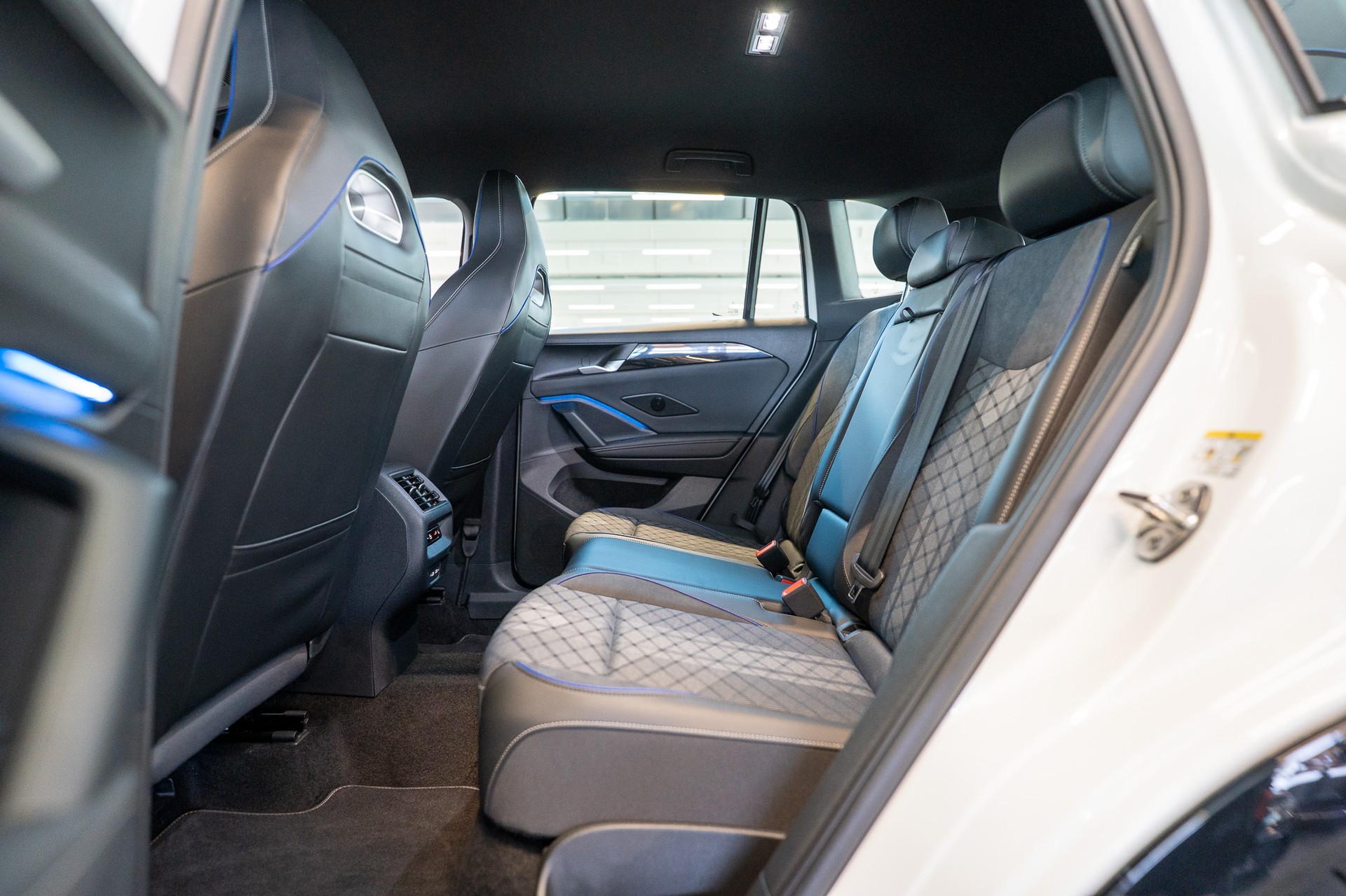 VW Tiguan 2.0 TSI R-Line DSG 4motion / Rückfahrkamera / Massagesitze / Ambientebeleuchtung-image-12