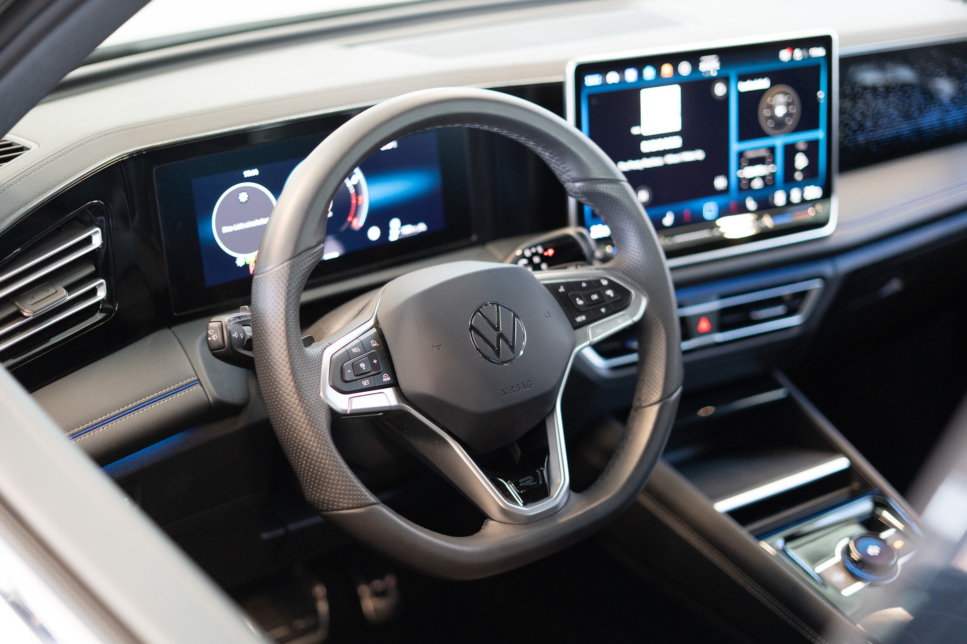 VW Tiguan 2.0 TSI R-Line DSG 4motion / Rückfahrkamera / Massagesitze / Ambientebeleuchtung-image-11