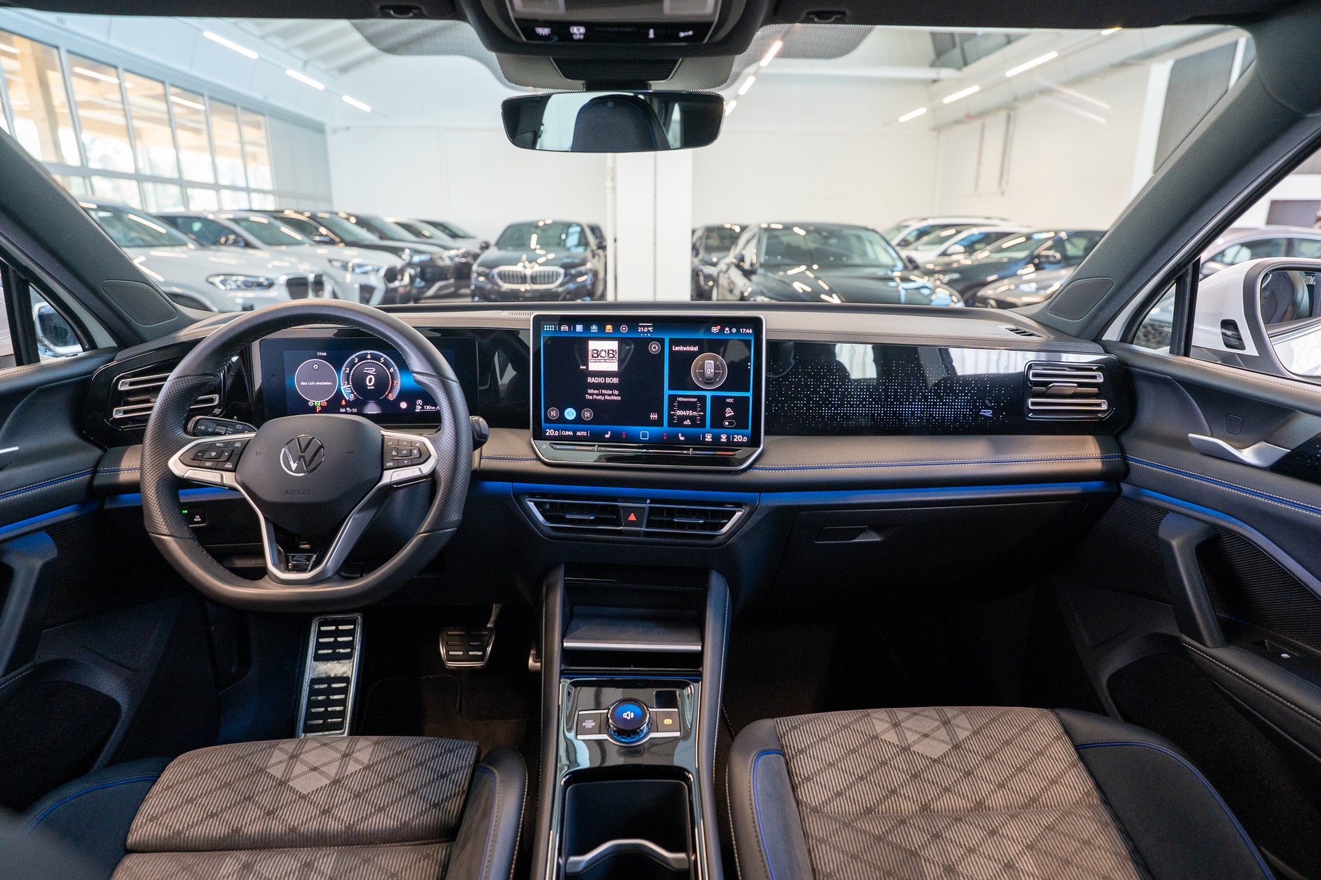 VW Tiguan 2.0 TSI R-Line DSG 4motion / Rückfahrkamera / Massagesitze / Ambientebeleuchtung-image-16