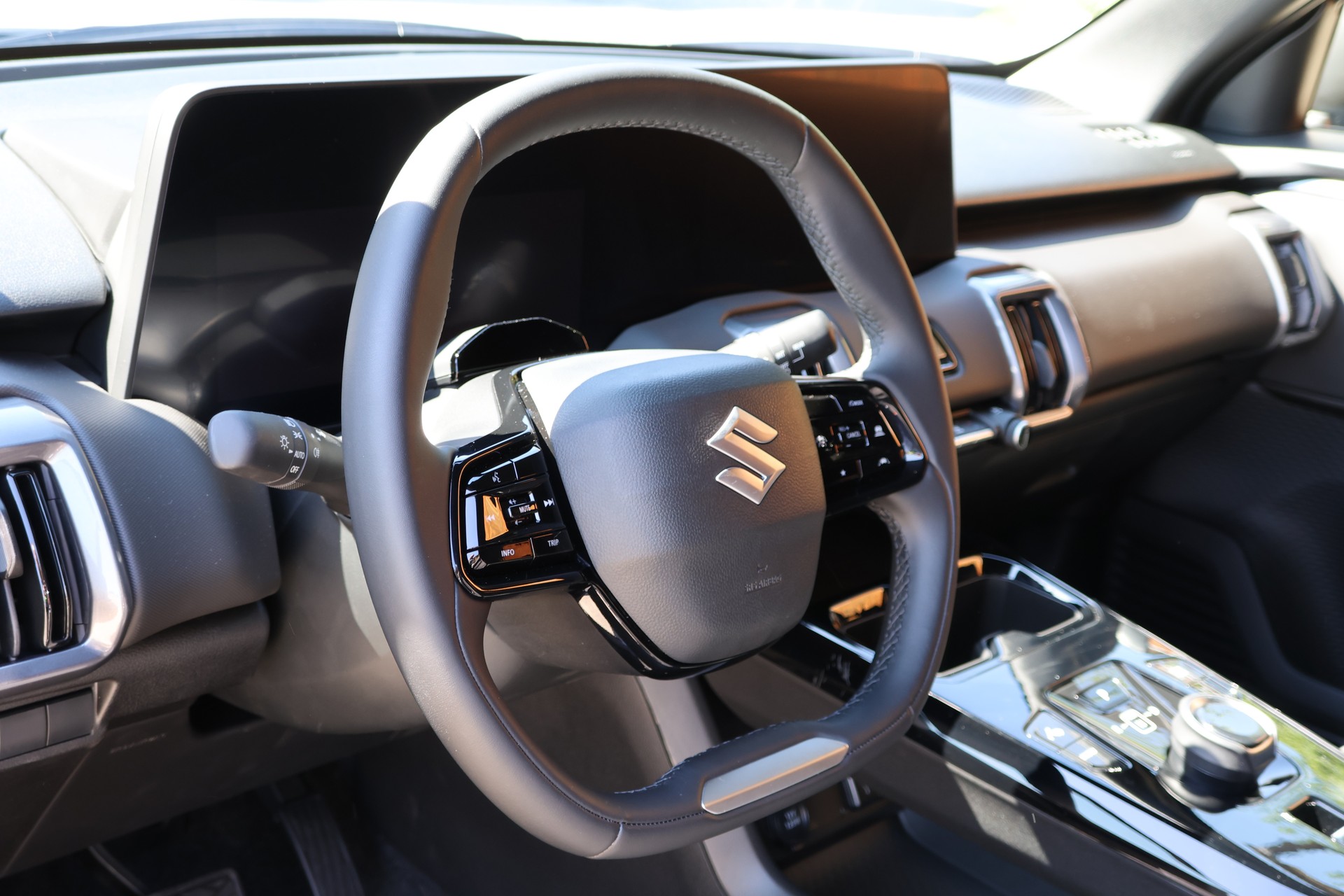 SUZUKI e-Vitara 49kWh Unico-image-4