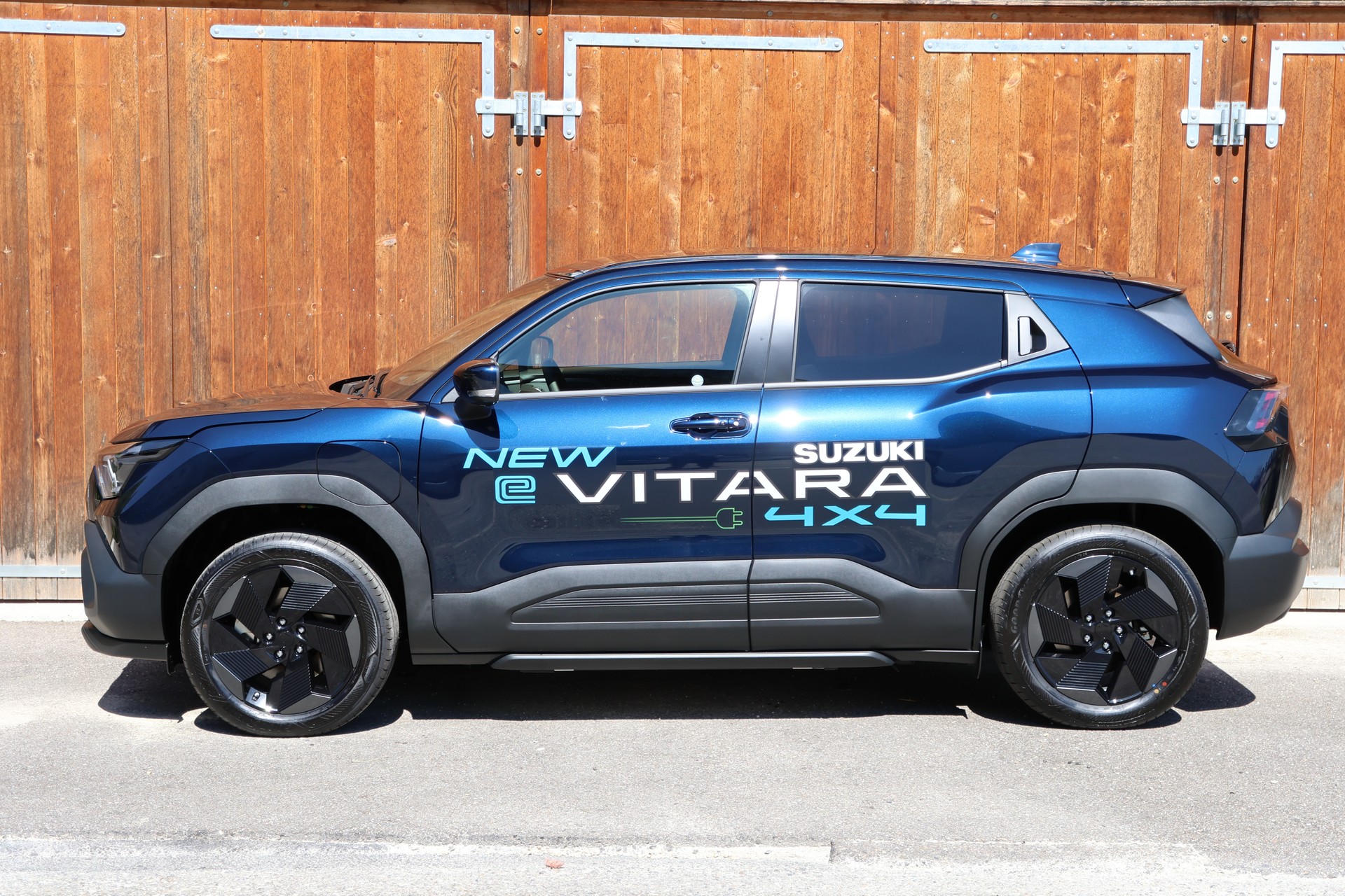 SUZUKI e-Vitara 49kWh Unico-showroom-element-1