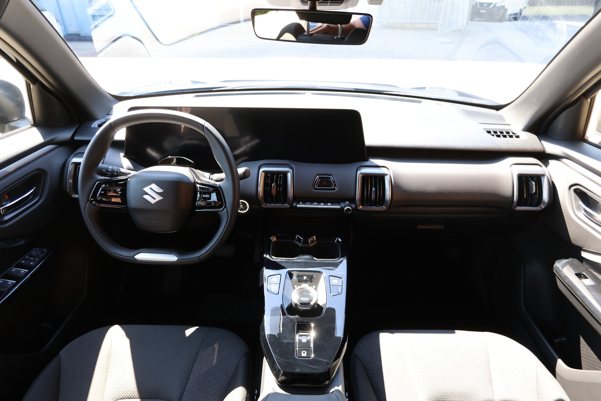SUZUKI e-Vitara 49kWh Unico-showroom-element-3