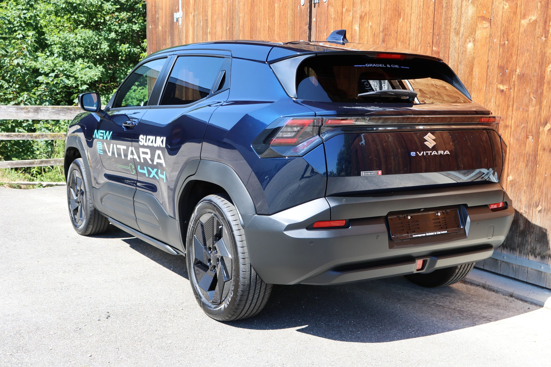 SUZUKI e-Vitara 49kWh Unico-showroom-element-2