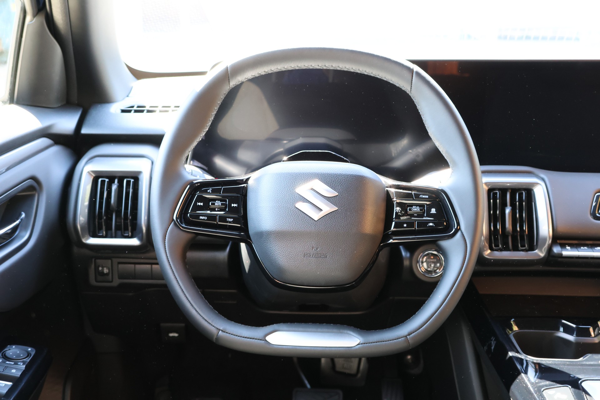 SUZUKI e-Vitara 49kWh Unico-image-5