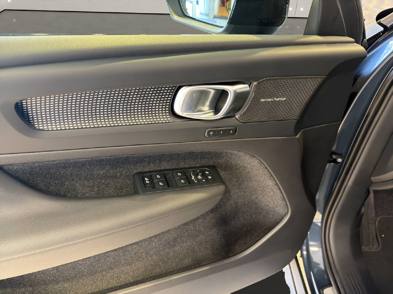 VOLVO EX40 Twin Black Edition AWD-image-14