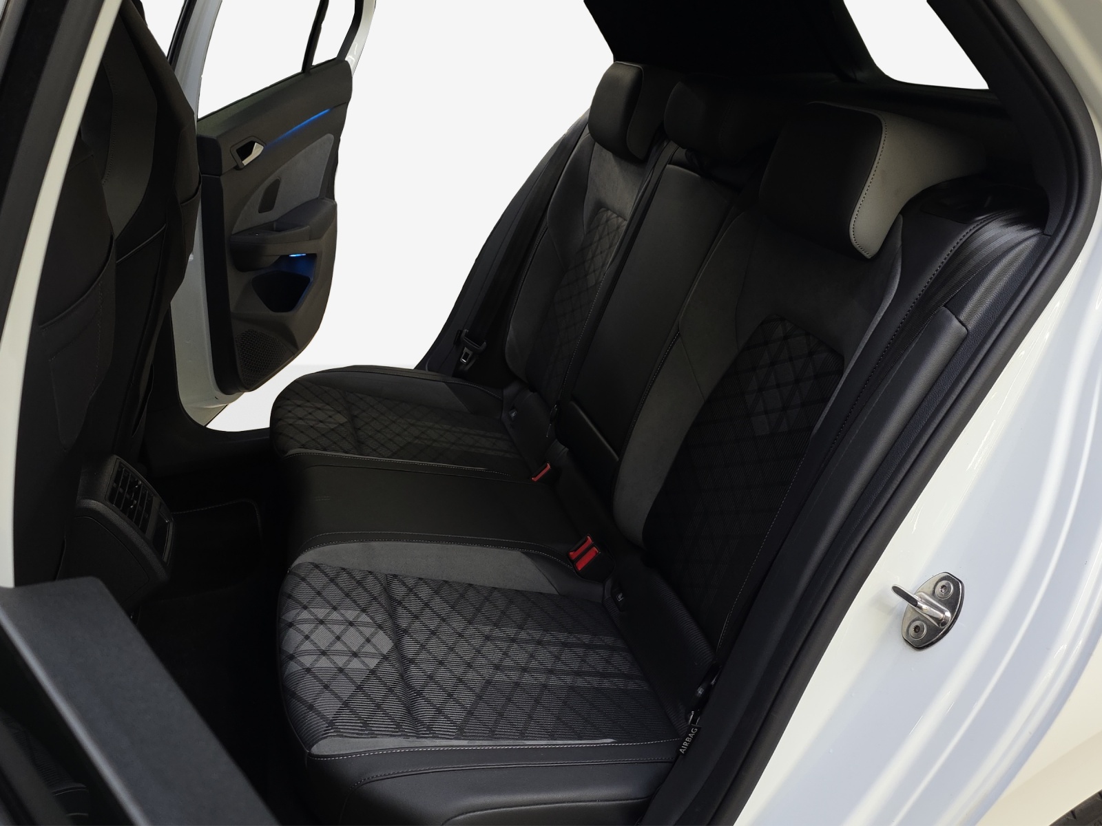 VW Golf 1.5 eTSI mHEV ACT R-Line DSG-image-11