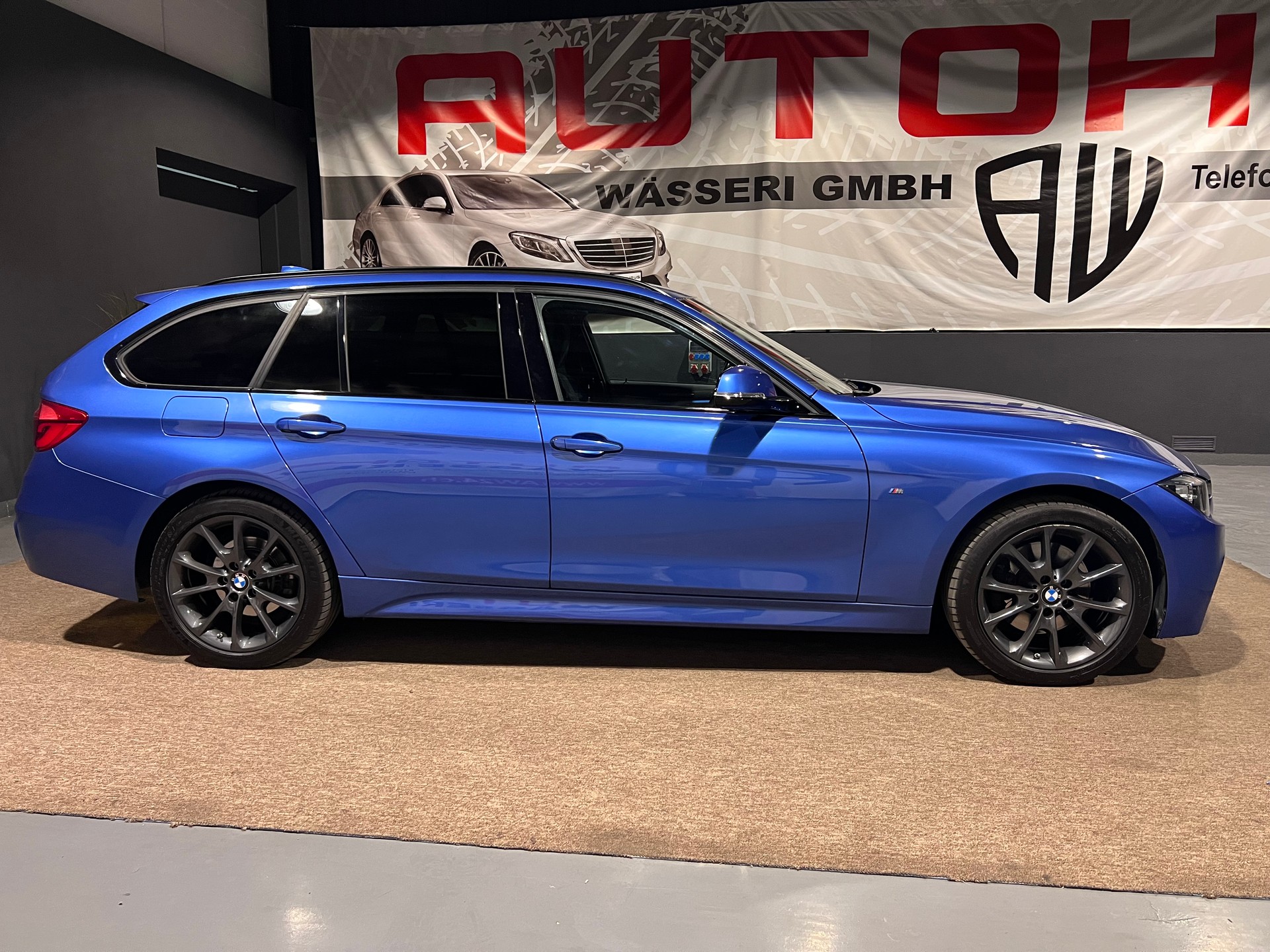 BMW 330i xDrive Touring M Sport Steptronic-showroom-element-1