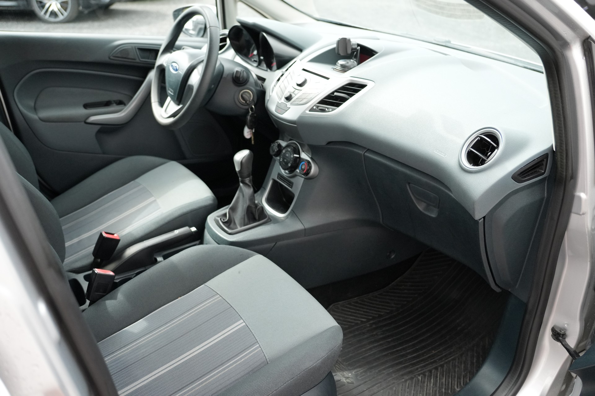 FORD Fiesta 1.4 16V Titanium-image-10