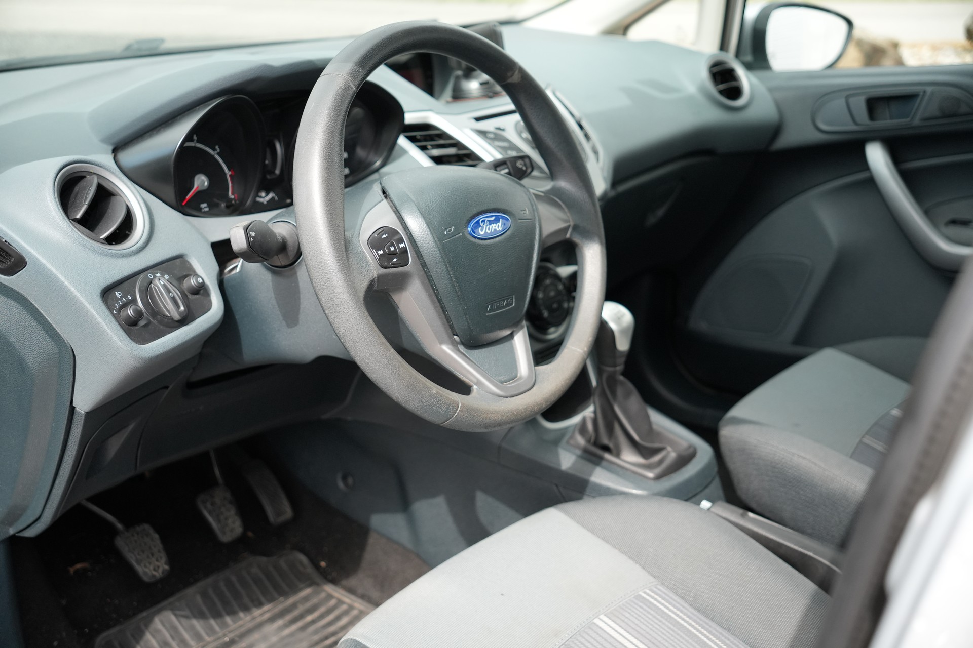 FORD Fiesta 1.4 16V Titanium-image-7