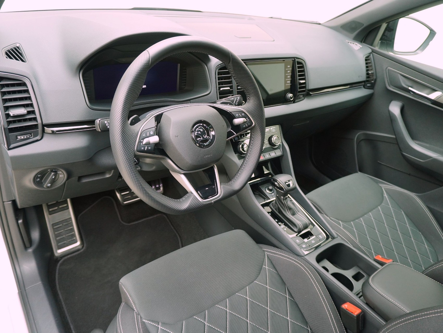 SKODA Karoq 1.5 TSI DSG Sport Line-image-9