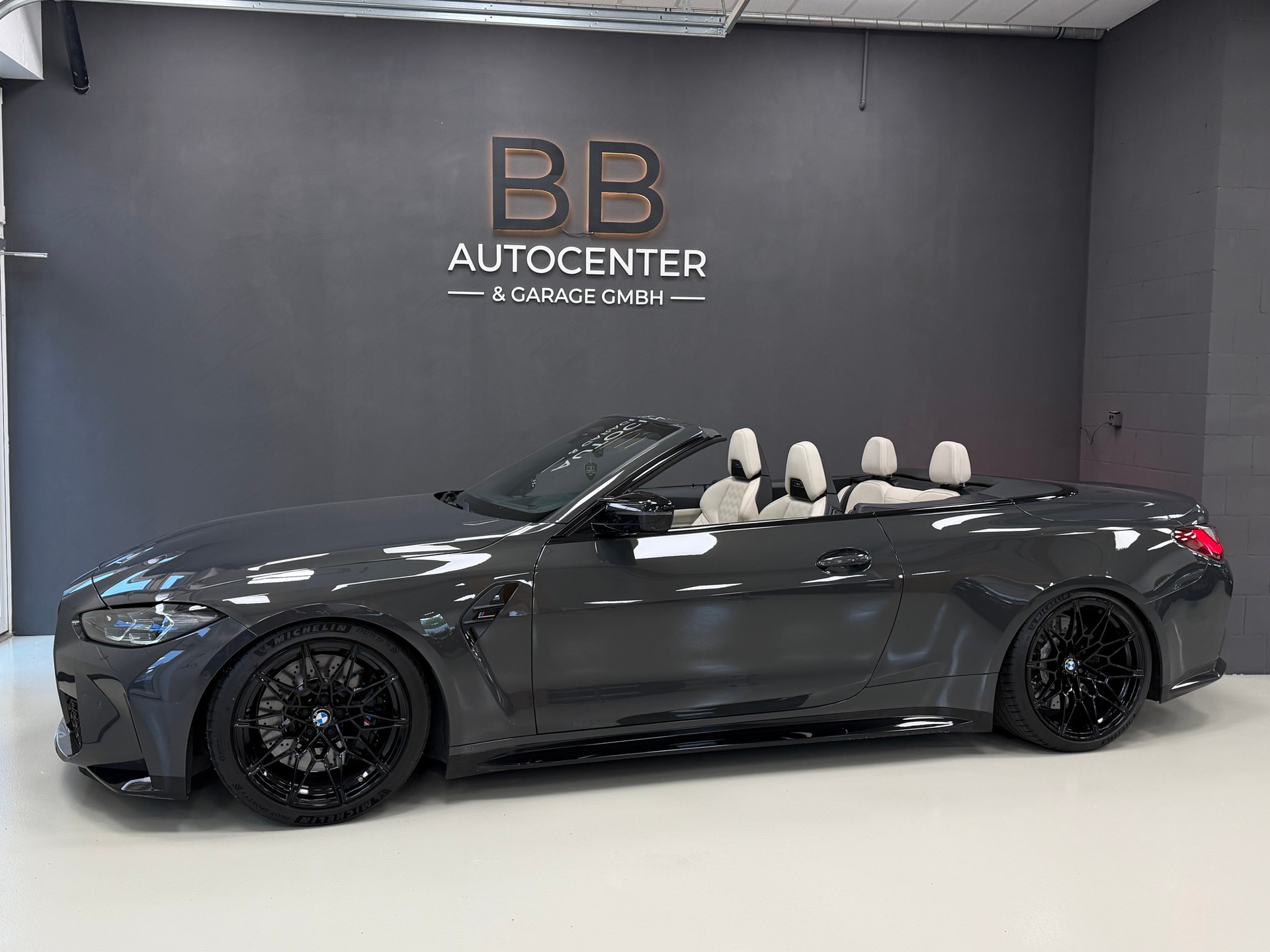 BMW M4 Cabrio Competition M xDrive-showroom-element-3