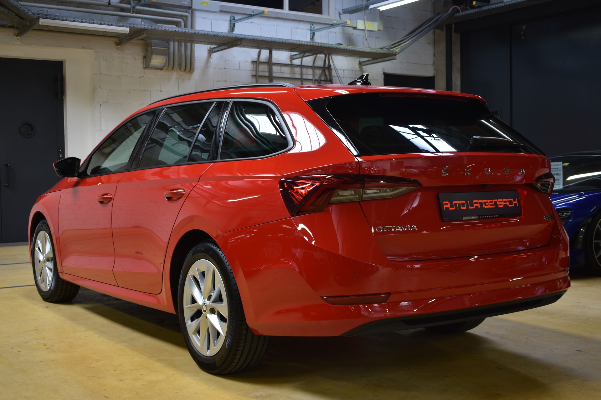 SKODA Octavia Combi 1.5 TSI mHEV DSG Style - Modell 2022-showroom-element-2