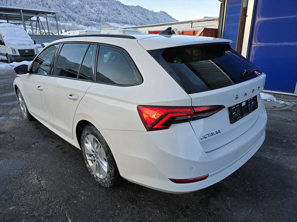 SKODA Octavia Combi 2.0 TDI DSG Ambition-image-2