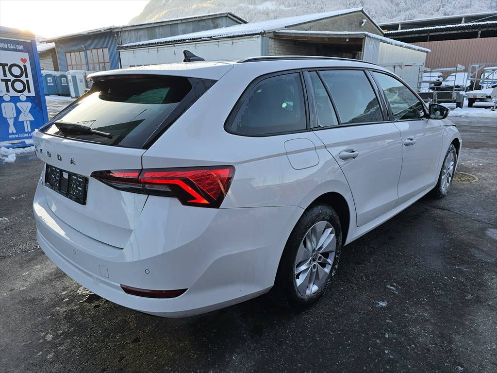 SKODA Octavia Combi 2.0 TDI DSG Ambition-image-4