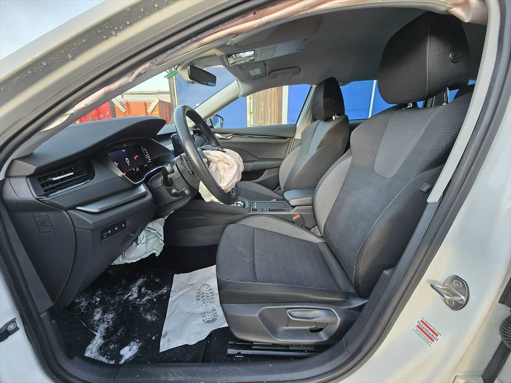 SKODA Octavia Combi 2.0 TDI DSG Ambition-image-8