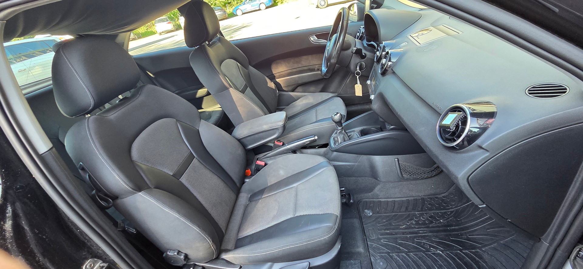 AUDI A1 1.6 TDI Ambition-image-9