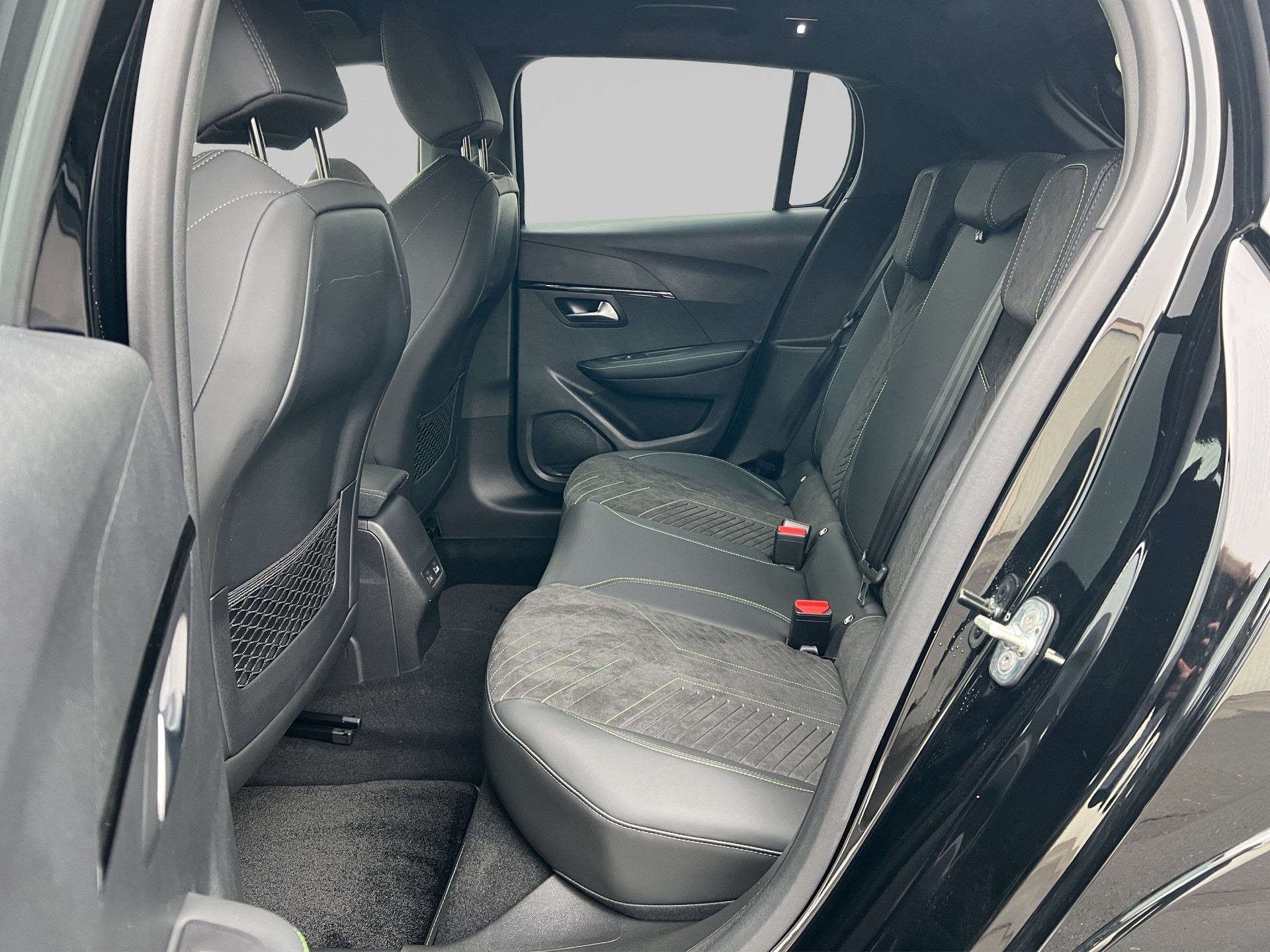 PEUGEOT 208 1.2 Hybrid GT-image-14