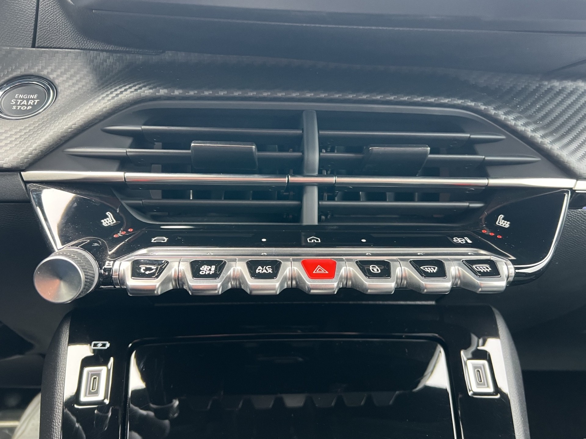 PEUGEOT 208 1.2 Hybrid GT-image-17