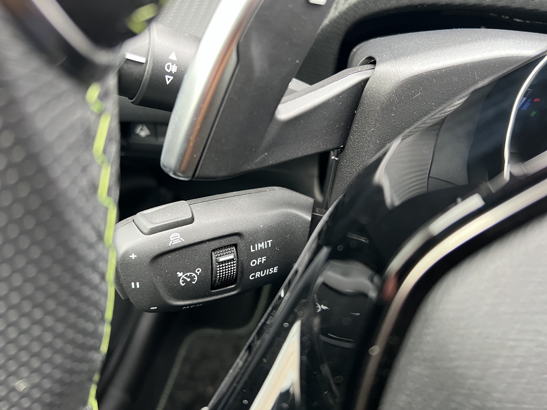 PEUGEOT 208 1.2 Hybrid GT-image-20
