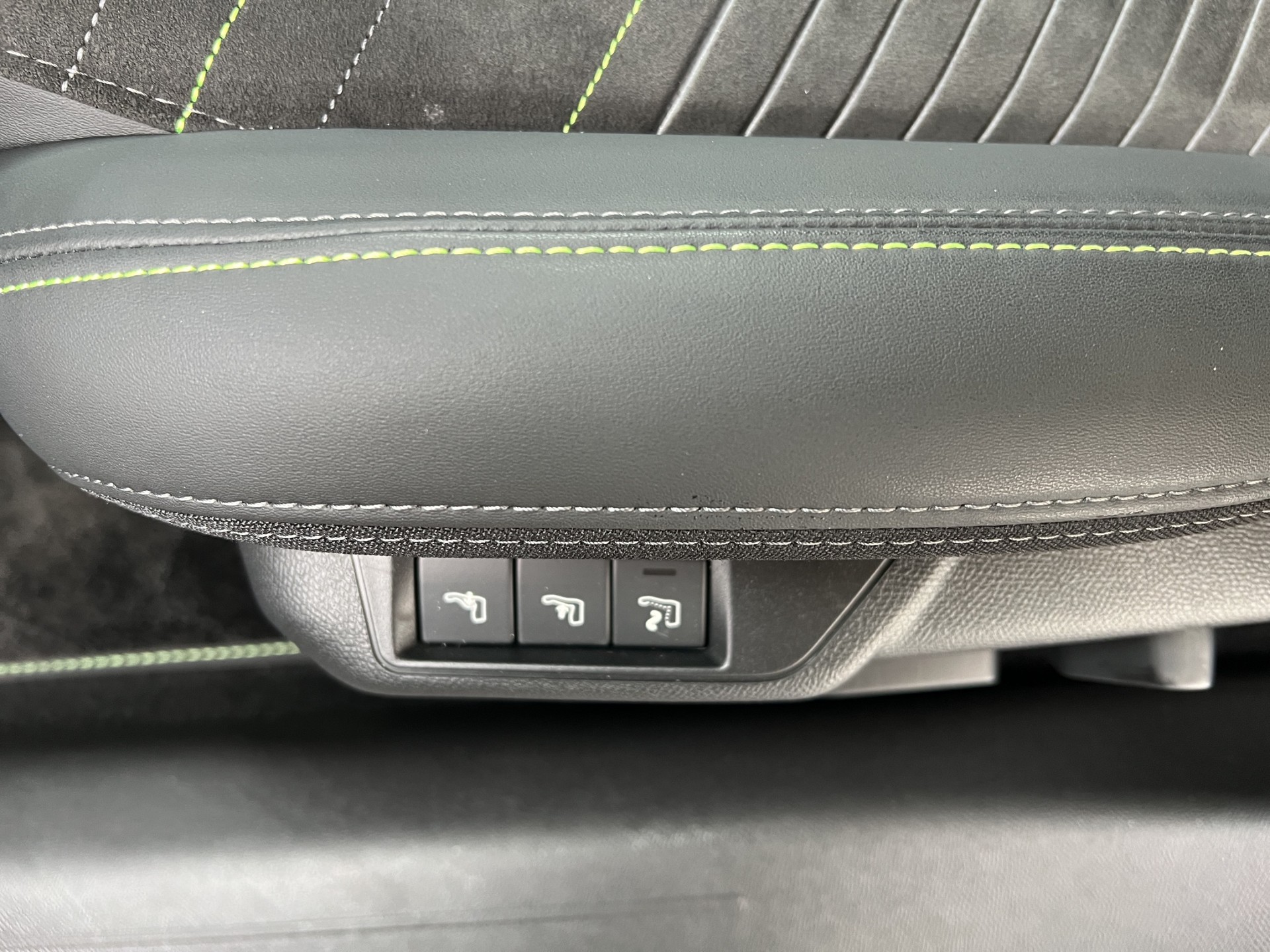 PEUGEOT 208 1.2 Hybrid GT-image-18