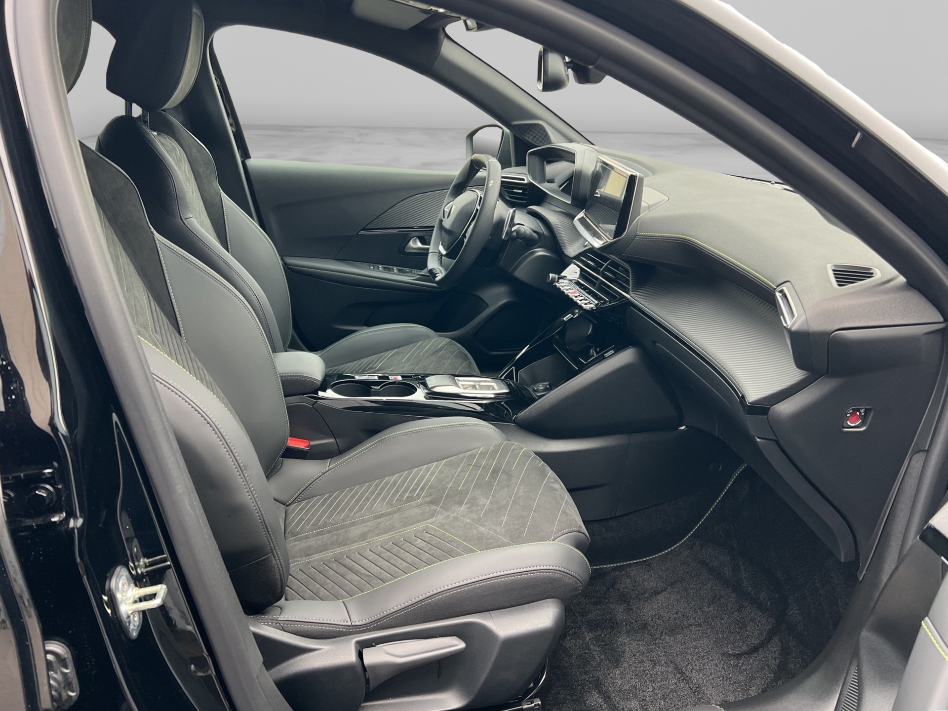 PEUGEOT 208 1.2 Hybrid GT-image-12