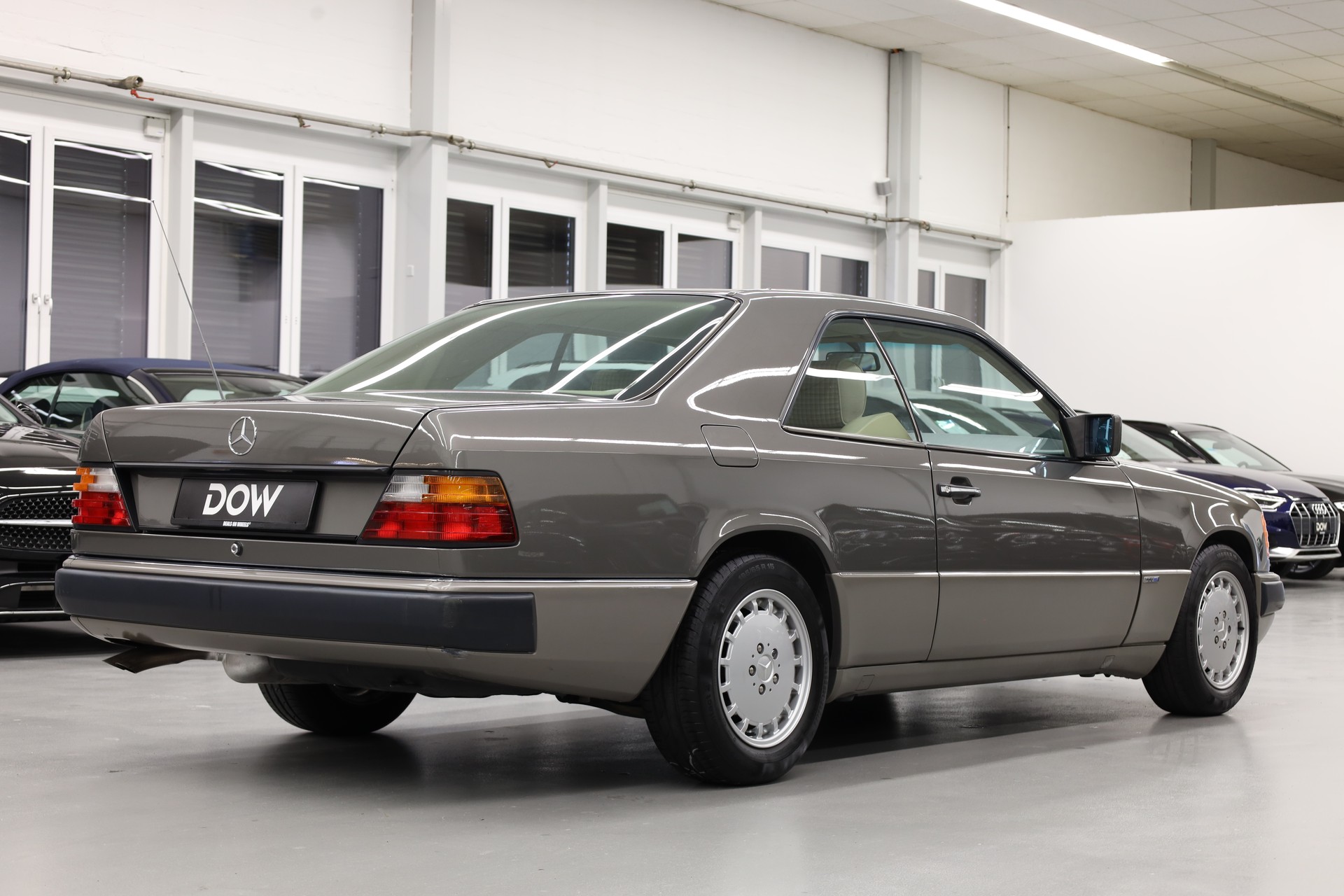 MERCEDES-BENZ 300 CE Sportline-showroom-element-3
