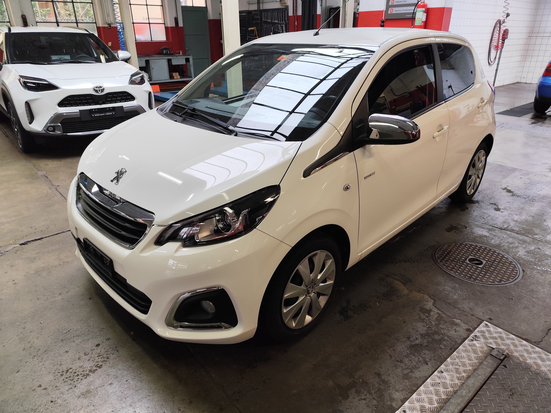 PEUGEOT 108 1.0 VTi Style-showroom-element-1