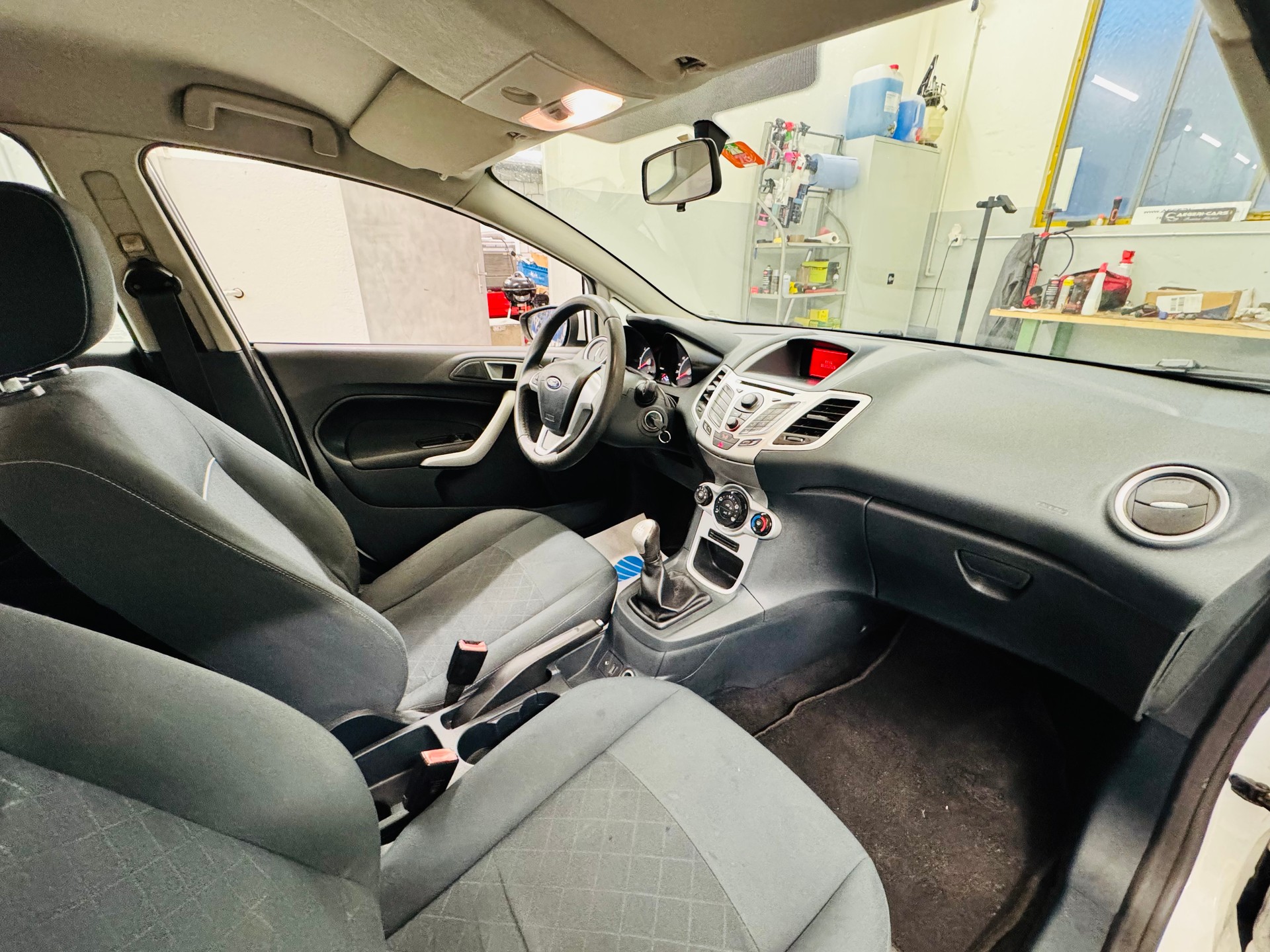 FORD Fiesta 1.4 16V Titanium-image-10
